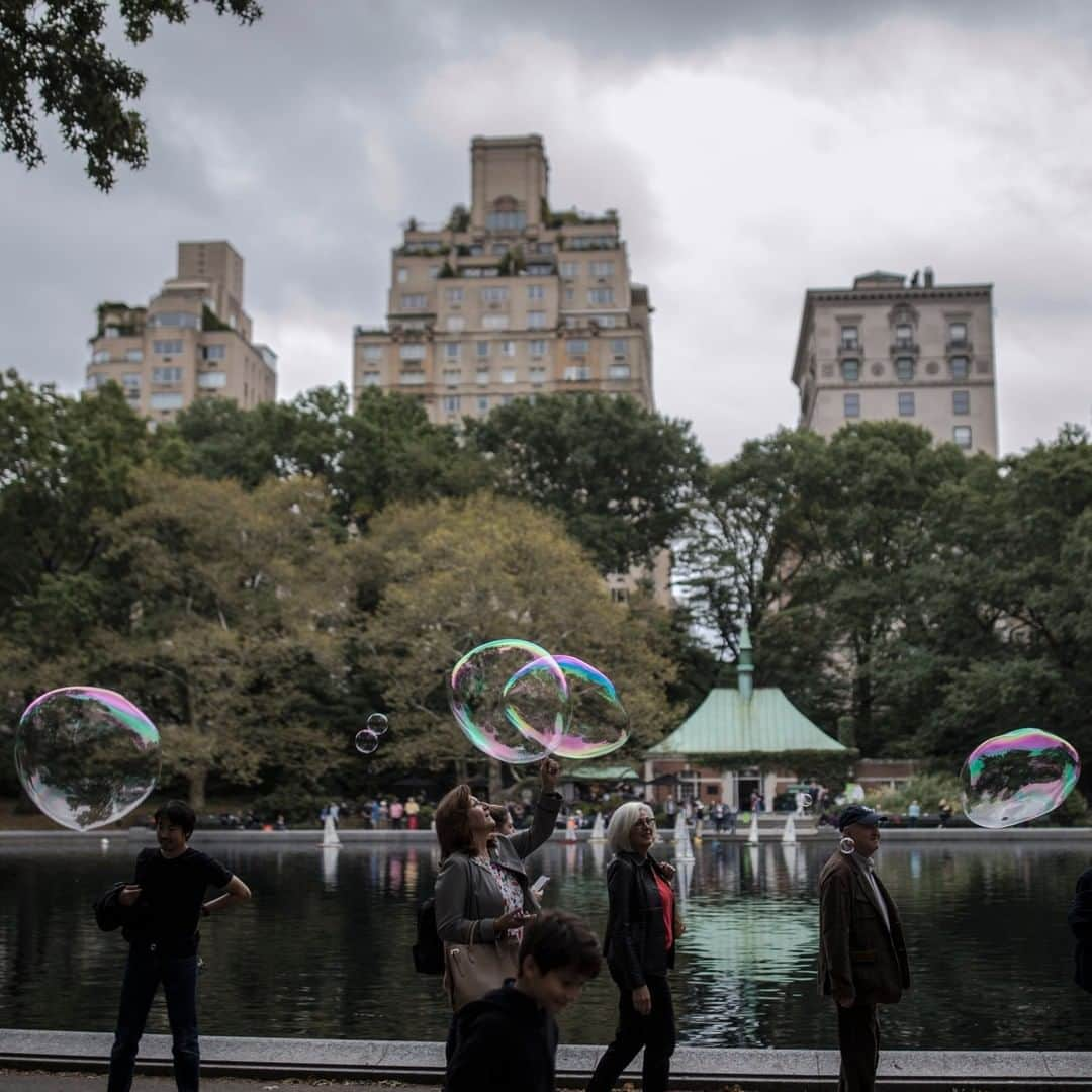 National Geographic Travelさんのインスタグラム写真 - (National Geographic TravelInstagram)「Photo by Muhammed Muheisen @mmuheisen | A woman reaches for a bubble released by a street performer in Central Park, New York City. For more photos and videos from different parts of the world, follow me @mmuheisen and @mmuheisenpublic. #muhammedmuheisen #NewYork #centralpark」10月17日 1時07分 - natgeotravel