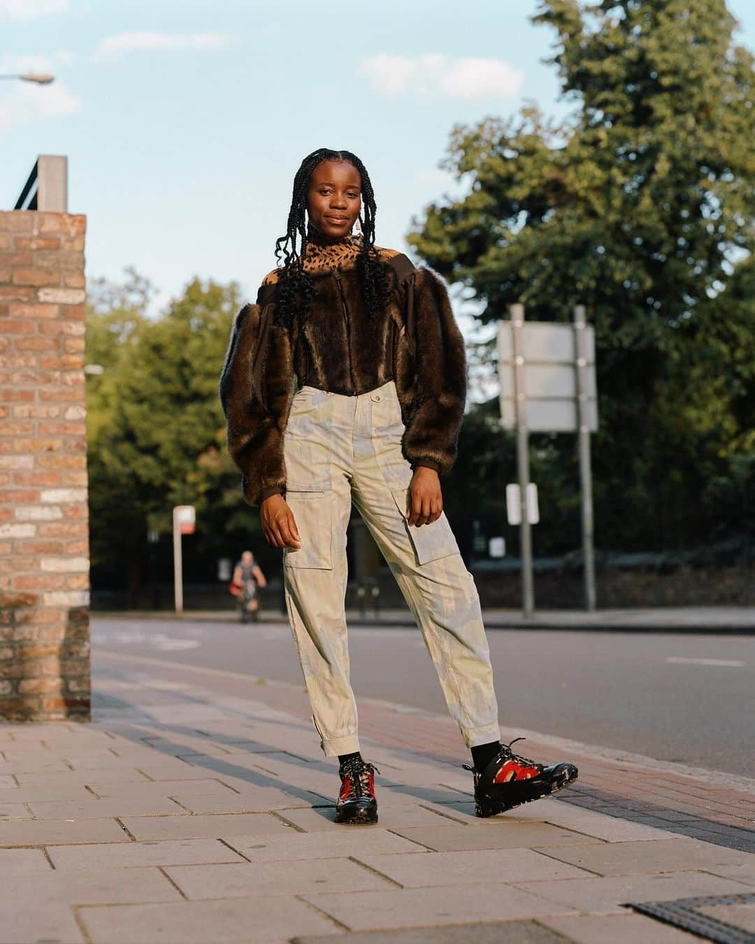 Burberryさんのインスタグラム写真 - (BurberryInstagram)「#InBurberry . Tabitha effortlessly styles #TheArthurSneaker on the streets of London for @HighSnobiety, contrasting bold red accents against our faux-fur corset top . #BurberryGeneration」10月17日 1時29分 - burberry