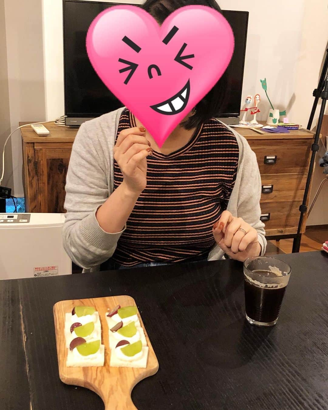 みきママさんのインスタグラム写真 - (みきママInstagram)「【打ち合わせでそくできおやつです！】. . . . . 食パンに➕生クリーム➕マスカットにしました！！. . . . . . そしたら、お客様「甘さがちょうどいい！美味しい！軽い！ケーキより食べやすい！」べた褒めでした。. . . . . そくできスイーツに決定です❤️❤️❤️」10月16日 17時27分 - mikimama_official