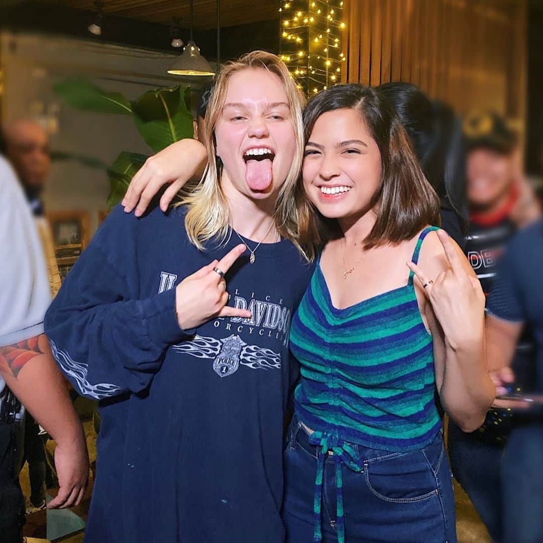 Alexa Ilacadさんのインスタグラム写真 - (Alexa IlacadInstagram)「I just met, hugged, and chatted with one of my favorite musicians/artist, Carlie Hanson, and I AM STILL FREAKING OUT. 🤩😳 I knew about her from my "discover weekly" playlist on Spotify (ty spotify 🙌🏻) and I've been a fan ever since. It was such a treat watching her live. Sweetest badass you'll ever meet 😍 Please be back!」10月16日 17時27分 - alexailacad