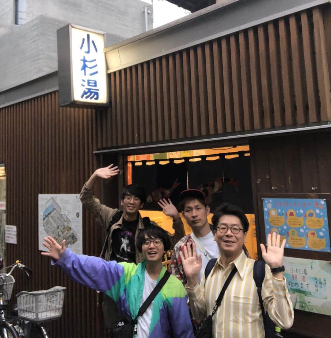 安田邦祐のインスタグラム：「高円寺で古着屋巡りをしました。 お店のお兄さんとお喋りをして 「30過ぎて、平日のお昼に会社の方と4人で古着屋巡りいいですね〜」と言われて恥ずかしくなったよ。  あと、銭湯も行きました^ ^ 写真の角度決まらず何度も取り直した30過ぎの会社の方達です！ #男性ブランコ　 #男性ブランコ浦井 #アイロンヘッド  #アイロンヘッドナポリ #畠山達也 #天然系漫画家 #週刊少年ジャンプ #コマンダンテ #コマンダンテ安田 #高円寺」