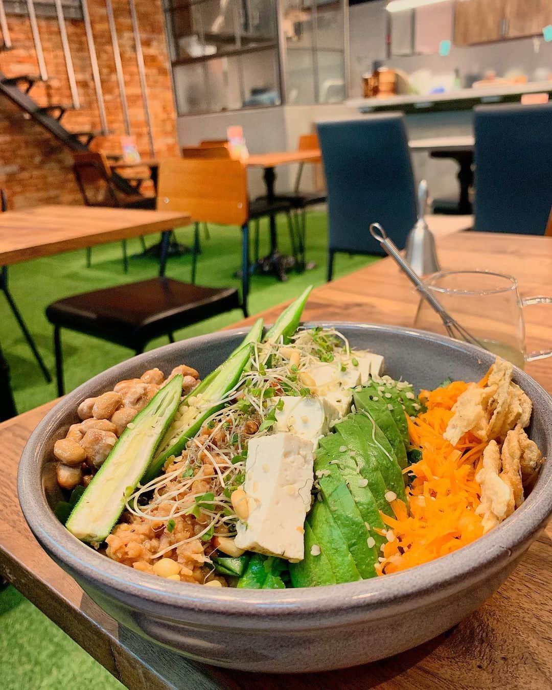 渋谷ゆりのインスタグラム：「#vegan Japanese Mineral Bowl 💞 #ヴィーガン #美容 にも#健康 にも動物にも優しい☺️カラダに良いことしてる感じが好き♡ Good for #beauty #health and #animals ☺️ I like doing healthy things♡ 對美容，健康和動物都很好☺️我喜歡做健康的事♡  #くびれ #表参道 #青山 #東京 #日本 #omotesando #aoyama #tokyo #japan #salad #cafe #shibuya #diet #healthyfood #渋谷 #カフェ #ヴィーガン #ダイエット #筋トレ女子 #健身 #減肥 #アボカド #スーパーフード」