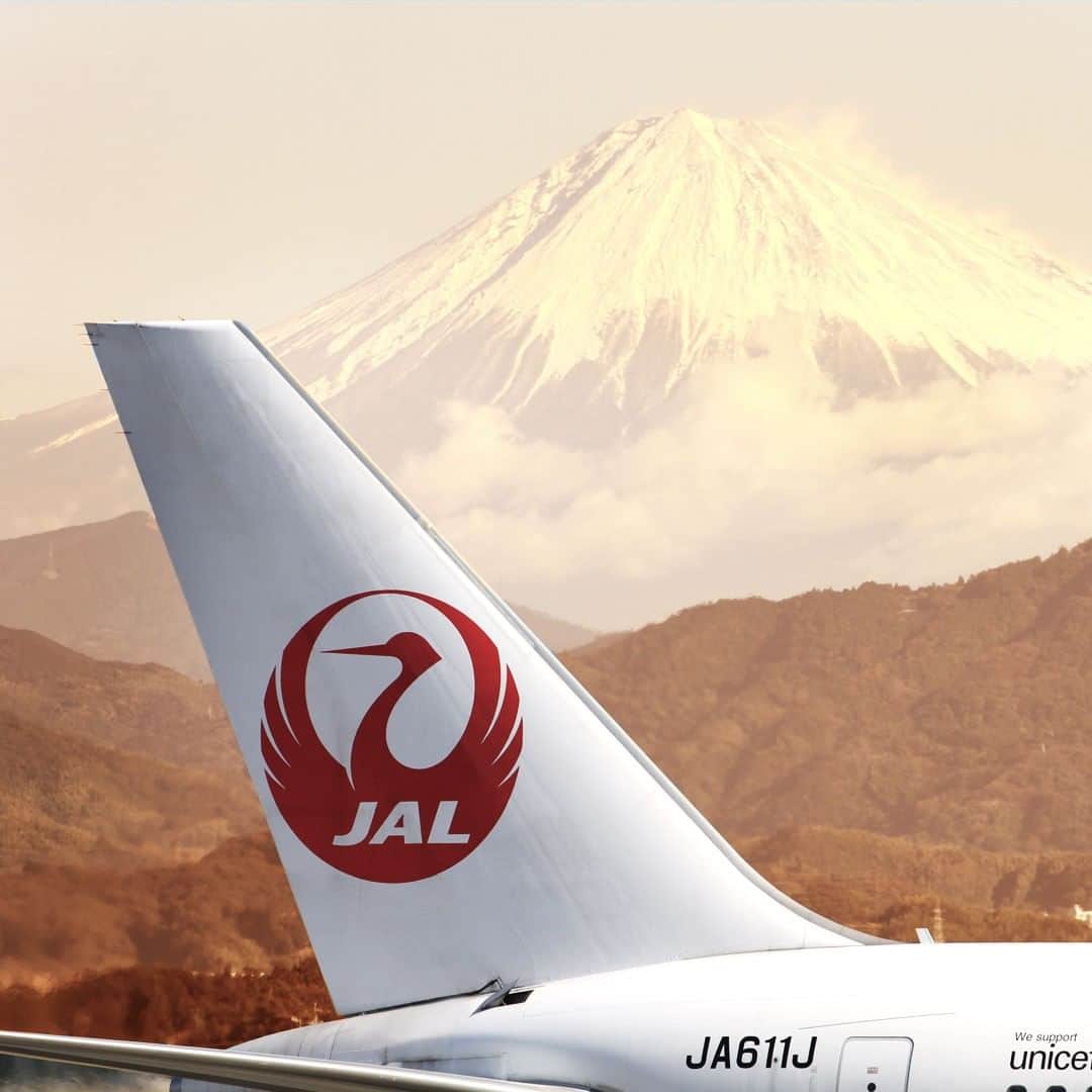 のインスタグラム：「. #UncommonOctober Where do you want to go this fall? 🍂 Please share with us in the comments ✈✨ . 秋に行きたい旅先はどこ？ 🌾  ぜひコメントで教えてください✈✨ . . Post your memories with #FlyJAL . #JapanAirlines  #travel #airplane #travelawesome #momentofmine」