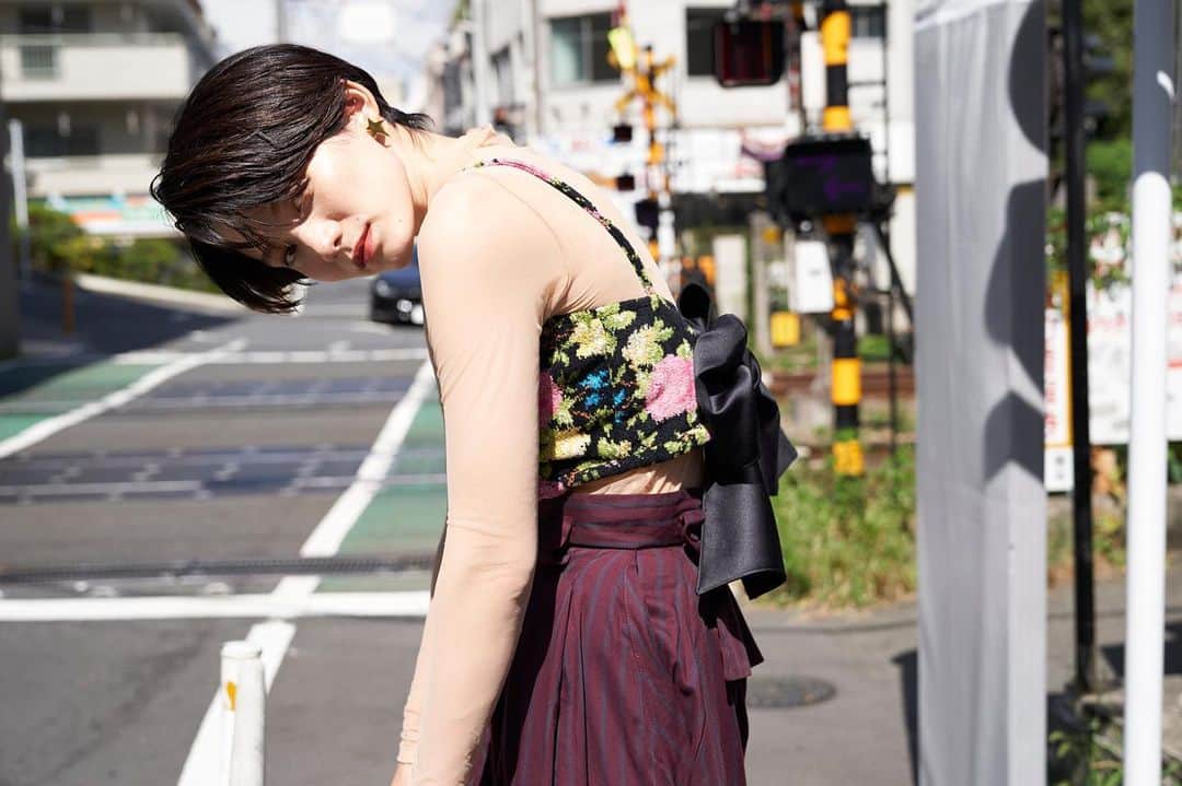 平山奈美のインスタグラム：「🖤💜🖤💜 .  #ママ  #男の子ママ  #電車 #線路 #秋 #ショートヘア #ハンサムショート #赤ちゃんのいる暮らし #黒髪ショート #母ちゃん」