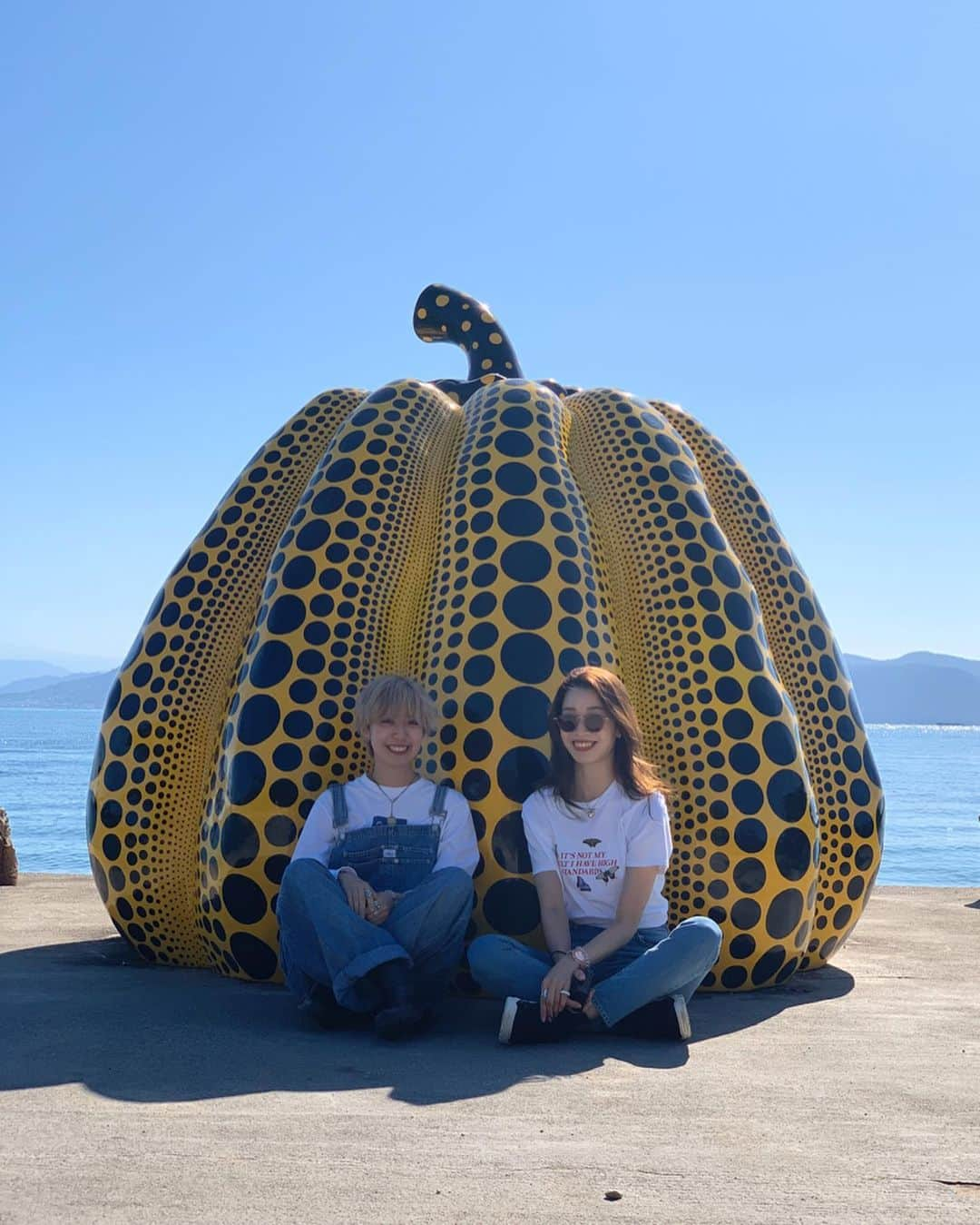 石井亜美さんのインスタグラム写真 - (石井亜美Instagram)「🚢 . SETOUCHI TRIENNALE 2019 瀬戸内国際芸術祭でアートを巡る旅に来ました！！ . 初めての直島... 降り立った瞬間から空気が気持ち良すぎて姉妹で感動🥺 念願の草間彌生さんの南瓜に出会えたぞ✌︎ . . #naoshima #setouchitriennale2019 #setouchi #yayoikusama」10月16日 17時33分 - ami_ishii_