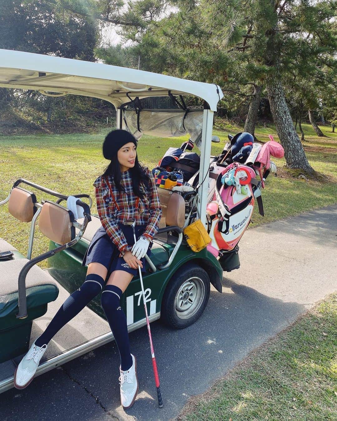 吉田愛璃のインスタグラム：「. . 今月たくさんいけた‪‪☺︎‬ 家族みんなゴルフやるなんて最高でふ♥  今日のスコアは116🤢あれれw  100切りの壁は鬼高いwww  #ゴルフ女子 #ゴルフコーデ #ゴルフ大好き #kissonthegreen #Callaway #pearlygates  #チェック柄 #秋コーデ #目指せ100切り #golf #family #holiday」