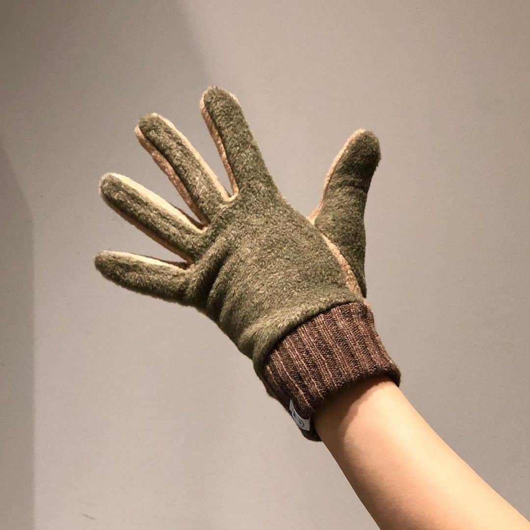 BEAMS JAPANさんのインスタグラム写真 - (BEAMS JAPANInstagram)「＜tet. gloves＞﻿ 手袋入荷のお知らせです！﻿ ﻿ テトの『手袋』﻿ 日本一の手袋の産地から、冬の手元を彩るさまざまな手袋たちが勢ぞろいしました。メンズ、ウィメンズ各種ございます。tet.（テト）の手袋は、確かな技術に裏打ちされた職人の繊細な手仕事によって、ひとつひとつ丁寧に作られています。﻿ その日のファッションや気候に合わせて、アクセサリーや靴を選ぶように、冬ならではのコーディネートを楽しめるお気に入りの手袋を見つけてください。﻿ ﻿ BEAMS JAPAN 1F﻿ ☎︎03-5368-7314﻿ #beams﻿ #beamsjapan﻿ #beamsjapan1st﻿ #ビームス﻿ #ビームスジャパン﻿ #tet﻿ #テト﻿ #gloves﻿ #手袋」10月16日 17時47分 - beams_japan