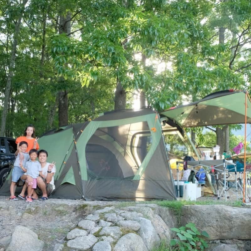 キャンプ情報サイト［ランタン］さんのインスタグラム写真 - (キャンプ情報サイト［ランタン］Instagram)「CAMP SMILE STYLE ／ 楽しかったキャンプの経験を 自分の子供に伝える。 ＼ いろんなキャンパーのキャンプスタイルを現地取材と一般キャンパーからの投稿で数多く掲載してます。 . . 詳しくは @lantern.camp  webサイトをご覧ください . . #camp #camping #outdoor #travel #trip #lantern_smile #nature #キャンプ #キャンプ用品 #アウトドア #テント #自然 #旅行 #キャンプ初心者  #キャンプ好きな人と繋がりたい #マキノ高原キャンプ場 #ロゴス #ネオスパネルスクリーンドゥーブル #フルコンソフトランタン #コールマン」10月16日 17時51分 - lantern.camp