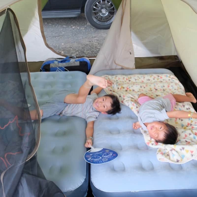 キャンプ情報サイト［ランタン］さんのインスタグラム写真 - (キャンプ情報サイト［ランタン］Instagram)「CAMP SMILE STYLE ／ 楽しかったキャンプの経験を 自分の子供に伝える。 ＼ いろんなキャンパーのキャンプスタイルを現地取材と一般キャンパーからの投稿で数多く掲載してます。 . . 詳しくは @lantern.camp  webサイトをご覧ください . . #camp #camping #outdoor #travel #trip #lantern_smile #nature #キャンプ #キャンプ用品 #アウトドア #テント #自然 #旅行 #キャンプ初心者  #キャンプ好きな人と繋がりたい #マキノ高原キャンプ場 #ロゴス #ネオスパネルスクリーンドゥーブル #フルコンソフトランタン #コールマン」10月16日 17時51分 - lantern.camp