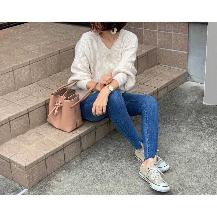 nanaさんのインスタグラム写真 - (nanaInstagram)「* 白ニットにデニム👖♡ * ニットは袖がぽわんとしてかわいい！ (☞2枚め) 紐付きなので、ウエストでキュッと結べます☺️ * * knit : @pierrot_shop (s1903-013516) bag : @tottie_bag shoes : @converse_jp * * 三連休あたりから風邪をひいた私と娘…🤧 急に寒くなるとすぐ風邪ひいちゃう😭 皆様もお気をつけください💦 * * * #outfit #ootd #locari #mamagirl_sugotoku #converse #コーデ #コーデ記録 #ママコーデ #ママファッション #シンプルコーデ #白ニット #ざっくりニット #ニット #コンバース #ベージュコンバース #プチプラコーデ #ロカリ #スニーカーコーデ #スニーカー女子」10月16日 17時55分 - nana7_photo