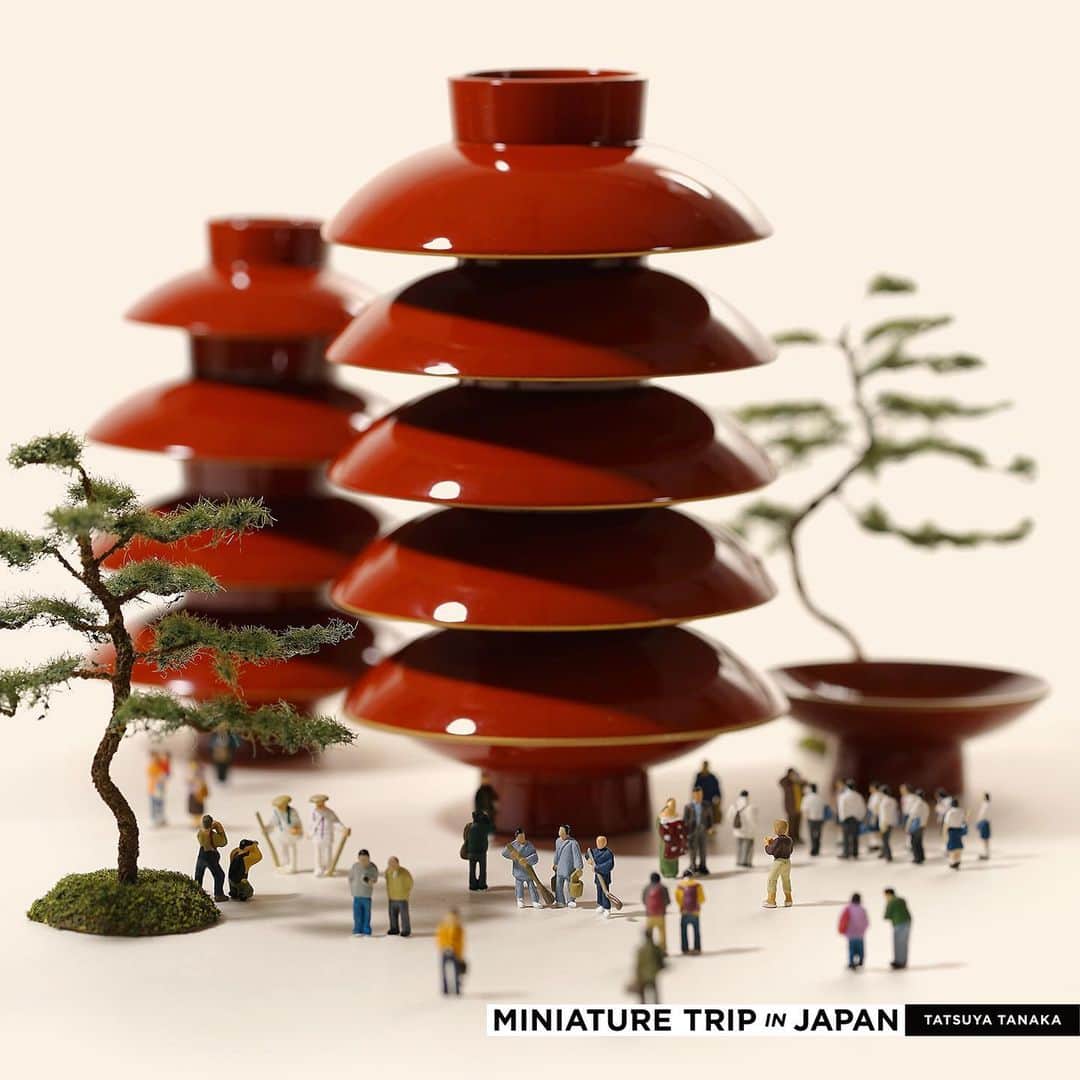 田中達也さんのインスタグラム写真 - (田中達也Instagram)「. New Photo Book 「MINIATURE TRIP IN JAPAN」 . 小学館より11月20日発売！ Amazonにて予約受付中です。 https://www.amazon.co.jp/dp/409682318X/ . Released on November 20! We will inform you of overseas shipping methods at a later date. . ─────────────── 【編集担当からのおすすめ】 Instagramのフォロワー200万人を抱えるミニチュア写真家の田中達也氏。自身のSNS「MINIATURE CALENDAR」で1日1点公開している作品は、身近な日用品を全く別の何かに見立てたユーモアたっぷりのアートとなっています。そんな田中氏の数ある作品の中から日本らしさを感じさせる風景や物、食べ物をだけをセレクトし、1冊の本にまとめました。ふだんの暮らしの中にある身近なもので表現した日本の魅力を堪能してください! 2020年に4000万人にもなるといわれている外国人観光客の日本土産の新たな定番品となること、まちがいなしです! . Note from the editor: Tatsuya Tanaka is a miniatures photographer with over two million followers on Instagram. The works that he releases once a day on his own "MINIATURE CALENDAR" social media account create a humorous art that sees everyday items in a different light. From among his numerous works, landscapes, objects, and foods with a Japanese sense have been selected to create a photography collection. Enjoy the charm of Japan, expressed through familiar items found in everyday life! This is sure to become a new favorite souvenir of Japan among the 40 million foreign tourists expected to visit Japan in 2020! .」10月16日 17時55分 - tanaka_tatsuya