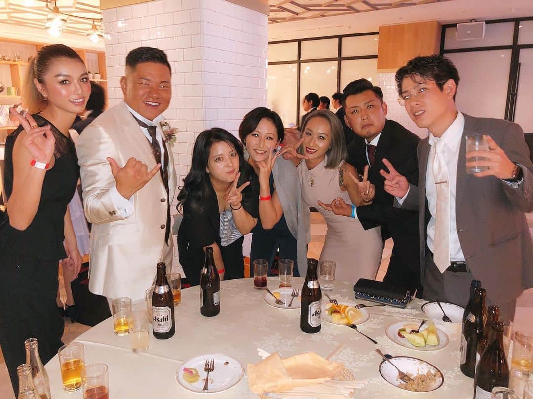のインスタグラム：「久々の5シコ❤️❤️❤️ 名前のダサさとバカさww😹 みんな大人になったね！w * 兄弟(誕生日一緒)おめでとー💍💖 新郎側から招待してもらうことって中々ないと思う！ だからこそ胸張って友達って言えるし、 参加できたことが何よりの証だなーと❤️ 一緒に招いてくれた新婦のりなちゃん、 本当にありがとう🥰❤️ 家族3人で幸せになってください👶❤️ * * 昔、馬鹿みたいに遊んで笑ってたの今でも忘れないww みんなそれぞれの人生があって、 昔みたいには戻れないし中々集まれないけど 久々に会ってもみんな何も変わってないバカばっか🤣❤️ 次また会えるのがいつになるかわからないけど、 何年経っても変わらない、そんなみんなで居ようね😊 * ゴリラ！りなちゃん♡ 改めて結婚おめでとう💒💍👰💖🤵 * * * #地元　ではない　#wedding #celebration #結婚式　#happywedding #💍　#💒 #六本木 #ZOO #ZOOTOKYO #ズー #ズー東京 #ズートーキョー #キャバ嬢 #キャバクラ嬢」