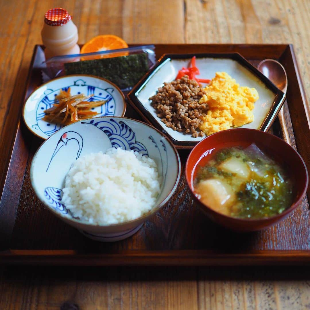 シンプルご飯が好き。さんのインスタグラム写真 - (シンプルご飯が好き。Instagram)「朝ごはん 2色ご飯 きんぴらごぼう 大根とあおさの味噌汁 味付け海苔 ヤクルトとオレンジ ━━━☞━━━☞━━━☞━━━☞𓃟𓃟＊＊ 魚が続いたから肉ごはん。 野菜が苦手な子に嬉しいあおさは 我が家では味噌汁でよく登場します。 ほうれん草の2倍、牛乳の約8倍 食物繊維も豊富でビタミンや マグネシウムまで入ってるありがたい食材。 朝から昨日のサッカーの話題で盛り上がり 完食御礼。イェイッ！ 𓃰  #ゆるアスリート飯  #サッカー少年ごはん  #ゆるスポーツ飯  #サッカー少年の食事記録 #朝ごはん  #朝食  #5大栄養素  #栄養フルコース型 #スポーツ飯 #サッカー少年 #献立 #食育 #アスリート飯」10月16日 17時58分 - heavydrinker