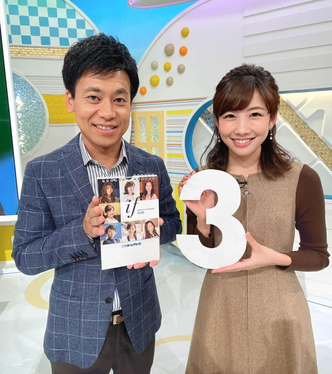 広島ホームテレビ「HOME NEXT neo」さんのインスタグラム写真 - (広島ホームテレビ「HOME NEXT neo」Instagram)「女子アナカレンダー2020🍀﻿ 発売まであと3日🤗﻿ ﻿ 今日は5upメンバーにも﻿ カレンダーを見てもらいました😂✨﻿ ﻿ 詳しくはぽるぽるショップまで🥰﻿ ﻿ http://polpolshop.my.shopserve.jp/smp/item/HJ20001.html﻿ ﻿ #ホームテレビ　#女子アナカレンダー﻿ #アナウンサー　#5up #ぽるフェス」10月16日 17時58分 - home.announcers