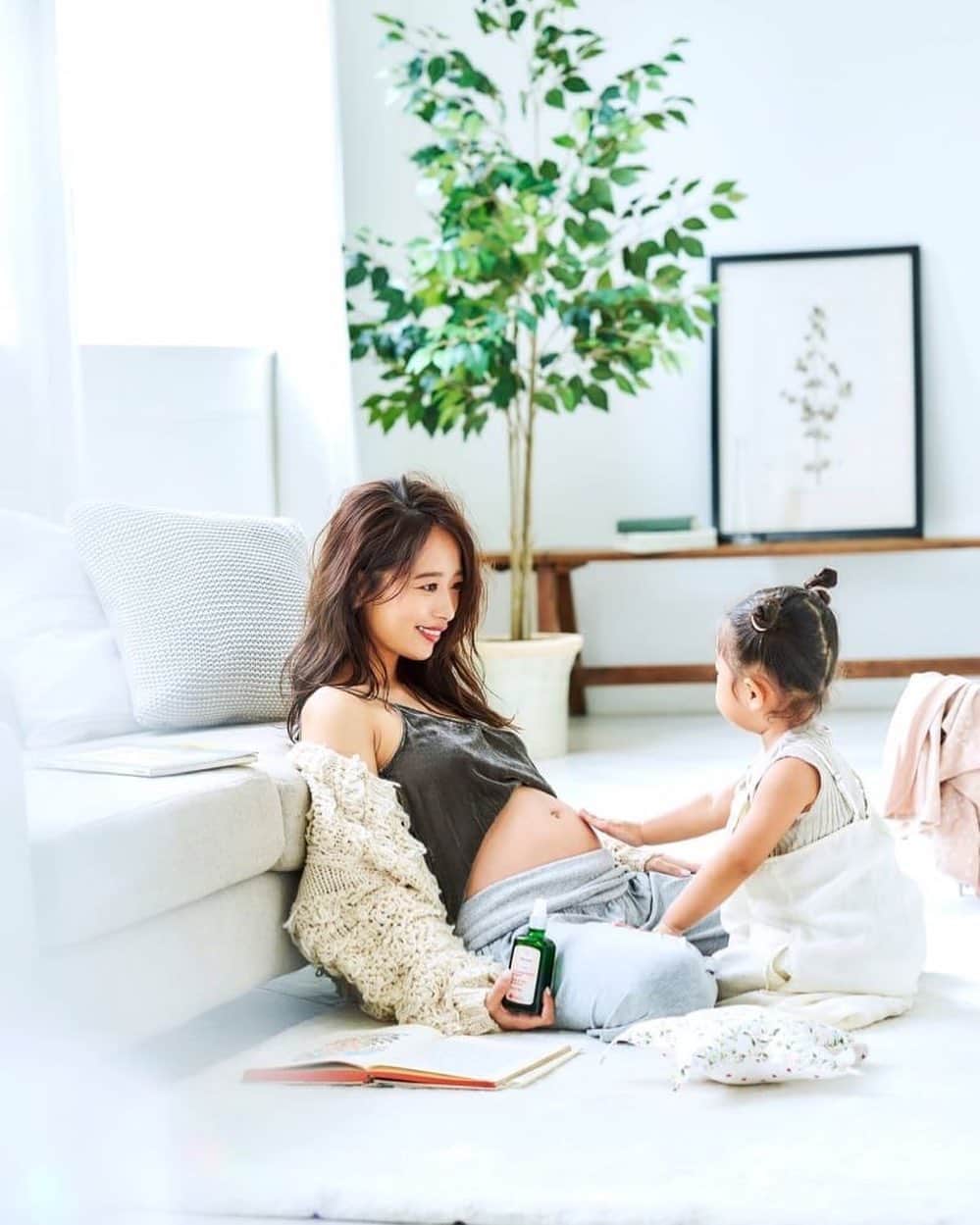 近藤千尋のインスタグラム：「Pre-mo冬号で娘と一緒に撮影📷👶 ヴェレダ マザーズ ボディオイルを 紹介させて頂いています💖 十愛もお腹にいたときのこと 覚えてるのかなぁ。。？🥺✨ 今回の妊娠線ケアも ヴェレダ様に お世話になっています☺️ ポンプ型だから出しやすく、 オイルはしっとりで乾燥知らずです😍 是非雑誌チェックお願いします💐  #ヴェレダ #ヴェレダママ #マザーズボディオイル #妊娠線予防 #premo　 @weleda_japan」