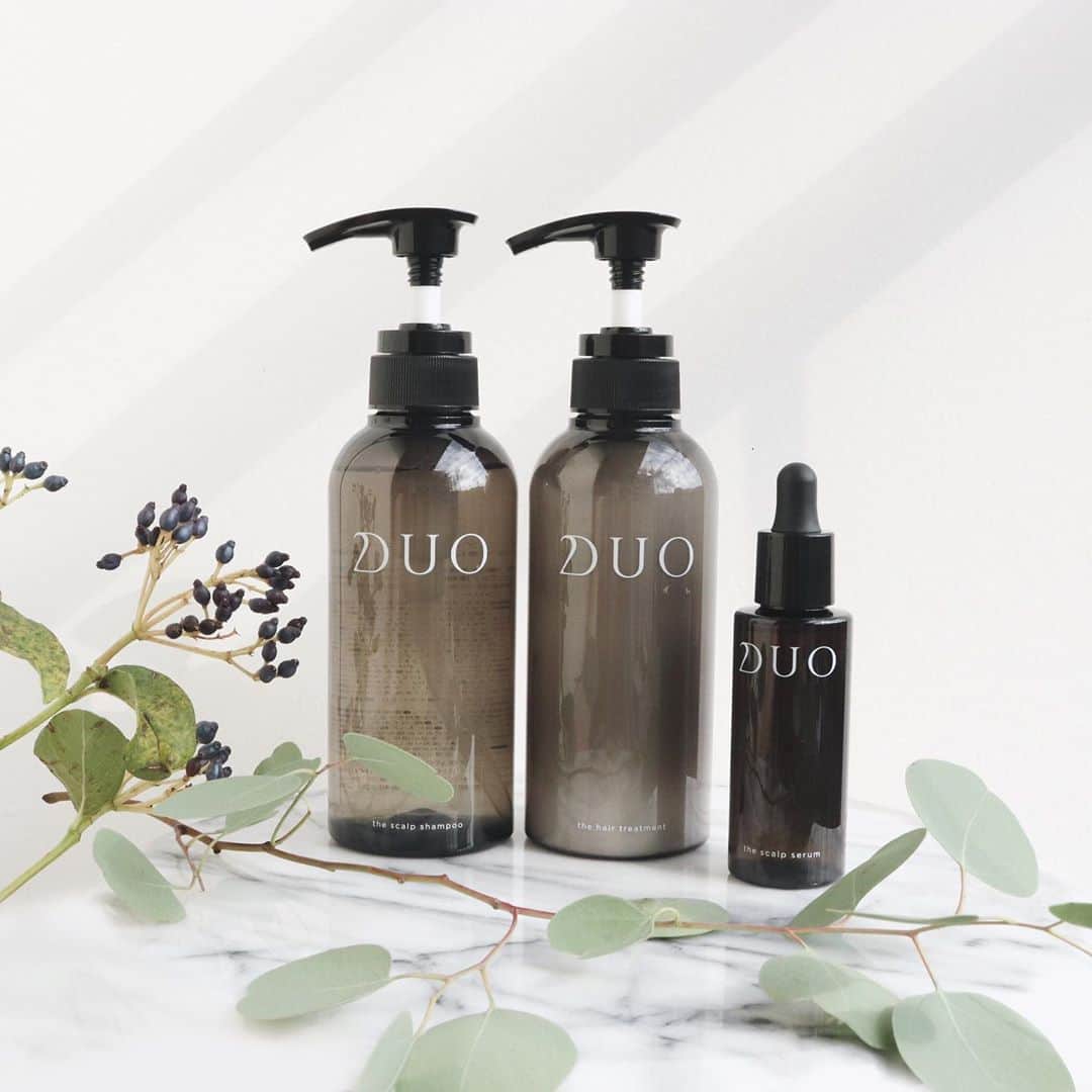 D.U.O.（デュオ）のインスタグラム：「. 金木犀が香る季節🌼 綺麗な髪をなびかせてお出かけしたい .° . 頭皮や髪の様々なダメージを修復する アンチエイジング商品3点✨ . ■ オールインワン #ザスカルプシャンプー ■ 集中補修する #ザヘアトリートメント ■ 頭皮専用美容液 #ザスカルプセラム . ぜひ頭皮年齢を巻き戻して 根元はふんわり、髪はしっとりに♡ . . －－－－－－－－－－－－－－－－－－－ ▷ プロフィールのURLをチェック💛 －－－－－－－－－－－－－－－－－－－ . #duo #デュオ #ヘアケア #ヘアケア用品 #頭皮ケア  #シャンプー #ノンシリコンシャンプー  #ノンシリコン #オールインワンシャンプー #トリートメント  #艶 #弾力 #集中ケア #頭皮美容液 #抜け毛対策 #アンチエイジング #秋 #金木犀」