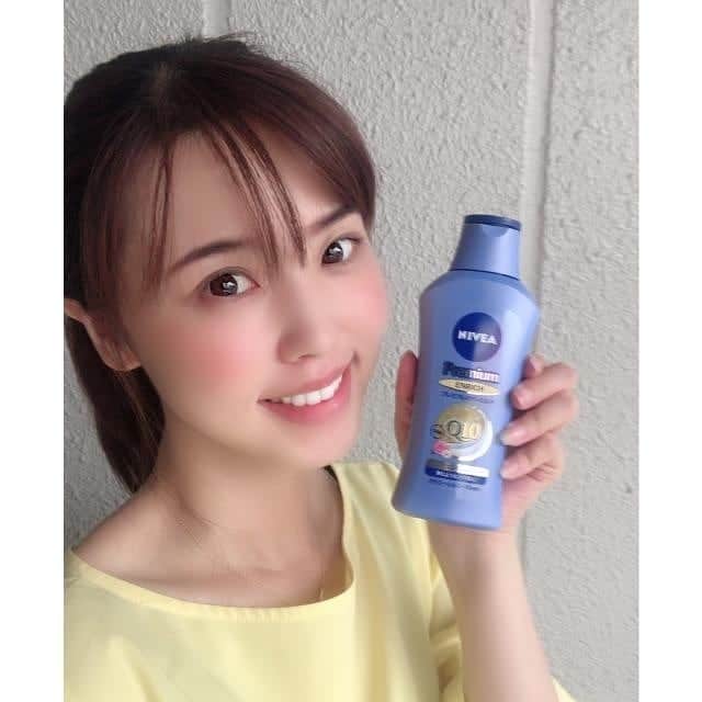 のインスタグラム：「夏の疲労がたまってくる今日この頃、お気に入りのボディケアは ニベアから頂いた、新発売されたプレミアムボディシリーズ♡ . 4種類からお肌の悩みに合わせてお好みを選べるようになってて、私はたるみの気になる肌にハリを出させてくれるエンリッチタイプ♪ . とっても癒やされるカモミール&ローズの香りで、サラッとしたテクスチャーもお気に入り☻ . 1日の締めくくりに癒やされよ♡ . #ニベア #プレミアムボディミルク #プレミアムボディミルクエンリッチ #ボディミルク #PR #bodycare #beauty #なりたい肌」