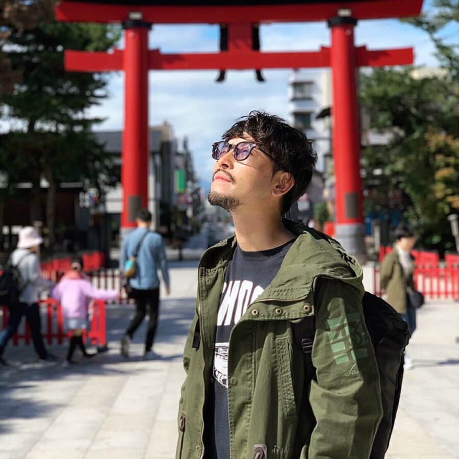 小柳津林太郎のインスタグラム：「盛岡の旅パート２✨ また順々にアップしていきますね。  今回は盛岡八幡宮編。 盛岡駅から歩くと35分くらいかかりますが、寄り道しながらゆっくり歩いていくと色々な発見があってオススメ。  その中でも印象的だったのが、入り口にあった鳥居のサイズといい存在感⛩  天気も晴れてて、運気が上がった気分になれました☺️ . #バチェラー #バチェラー2 #bachelorjapan #バチェラージャパン #小柳津林太郎 #ghost  #アマゾンプライム #thebachelor #rinstagram #岩手 #盛岡 #恋する盛岡 #盛岡八幡宮 #神社 #お散歩 #旅行 #tabippo #eyevan #🌹」