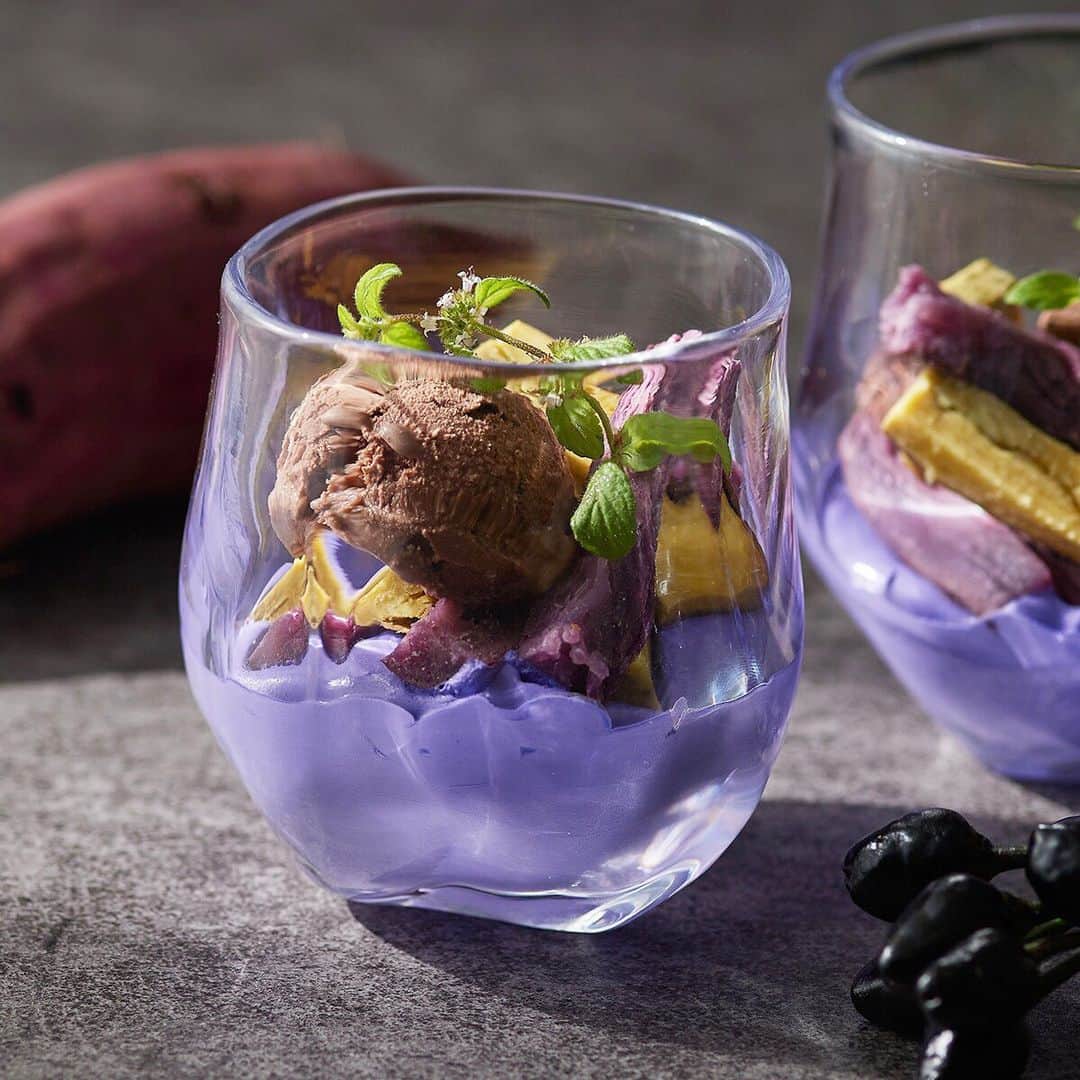 Panasonic Cooking（パナソニッククッキング）さんのインスタグラム写真 - (Panasonic Cooking（パナソニッククッキング）Instagram)「旬のさつまいもと紫いものやきいもを使って、ハロウィンパフェ。コンパクトオーブンならやきいもの調理もかんたん・ラクラクです。 ■ #やきいもパフェ（2人分） さつまいも　1本 紫いも 1本 A：生クリーム　100mL A：砂糖　10g A：ラム酒　少々 A：食紅（紫）　適宜 チョコレートアイスクリーム（市販）　1/2カップ ミント　適宜 ■ 【1】洗って水気をふき取ったさつまいも・紫いもをコンパクトオーブンに均等に並べる。直径に合わせて焼き色調節を選び、「焼きいも」メニューを押す。焼きあがったら、スティック状にカットする。 【2】Aの材料をハンドブレンダーの泡立てアタッチメントで、ホイップする。 【3】グラスに【2】、【1】、チョコレートアイスクリームの順に入れ、ミントを飾る。 ※商品の取扱い詳細は、付属の説明書をご覧ください。 ■ ■ うつわについて 李慶子さんの石ころロック（写真左）と石ころグラス（写真右）。自然の石をモデルにした手拭きガラスの「石ころシリーズ」は、中でゆらぐ色が美しく、底は厚くずっしりとしていて手によくなじみます。 ■ #焼き芋 #焼きいも #やきいも #紫芋 #むらさき芋 #さつまいも #パフェ #ハロウィン #halloween #李慶子 #石ころロック #石ころグラス #石ころシリーズ #手吹きガラス #コンパクトオーブン #ハンドブレンダー #おいしい7days #クッキングラム #homecooking #パナソニッククッキング #panasonic_cooking #パナソニック #panasonic」10月16日 18時20分 - panasonic_cooking