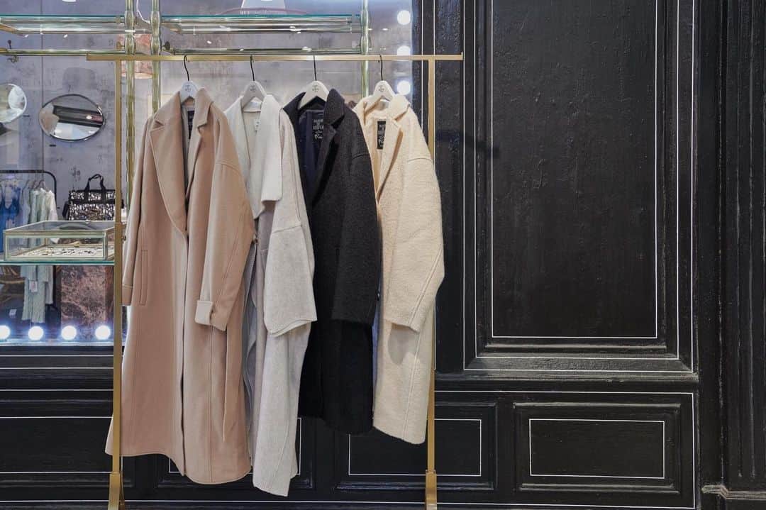 のインスタグラム：「. 【 2019 WINTER OUTER COLLECTION 】10/25(Fri)-start. . ※OFFICIAL WEB SHOPにて先行予約受付中 . テーマは、「feminine&masculine」。 「女性らしさ」と「強い女性像」の二面性をウール素材のコートで提案します。 . 防寒着にとどまらず、スタイルアップにもこだわった、現代を生きる《大人の女性》に向けた、冬のアウターコレクションです。 . ブランドネームは、7 年の軌跡を彷彿させる、ブランドスタート当時のものを使用しています。 . [ 展開店舗 ］ ルミネエスト新宿店・博多店・OFFICIAL WEB SHOP・ZOZOTOWN . #maisondereefur #new #autum #winter #2019aw #collection #outer #メゾンドリーファー #秋冬コレクション #コート #アウター」