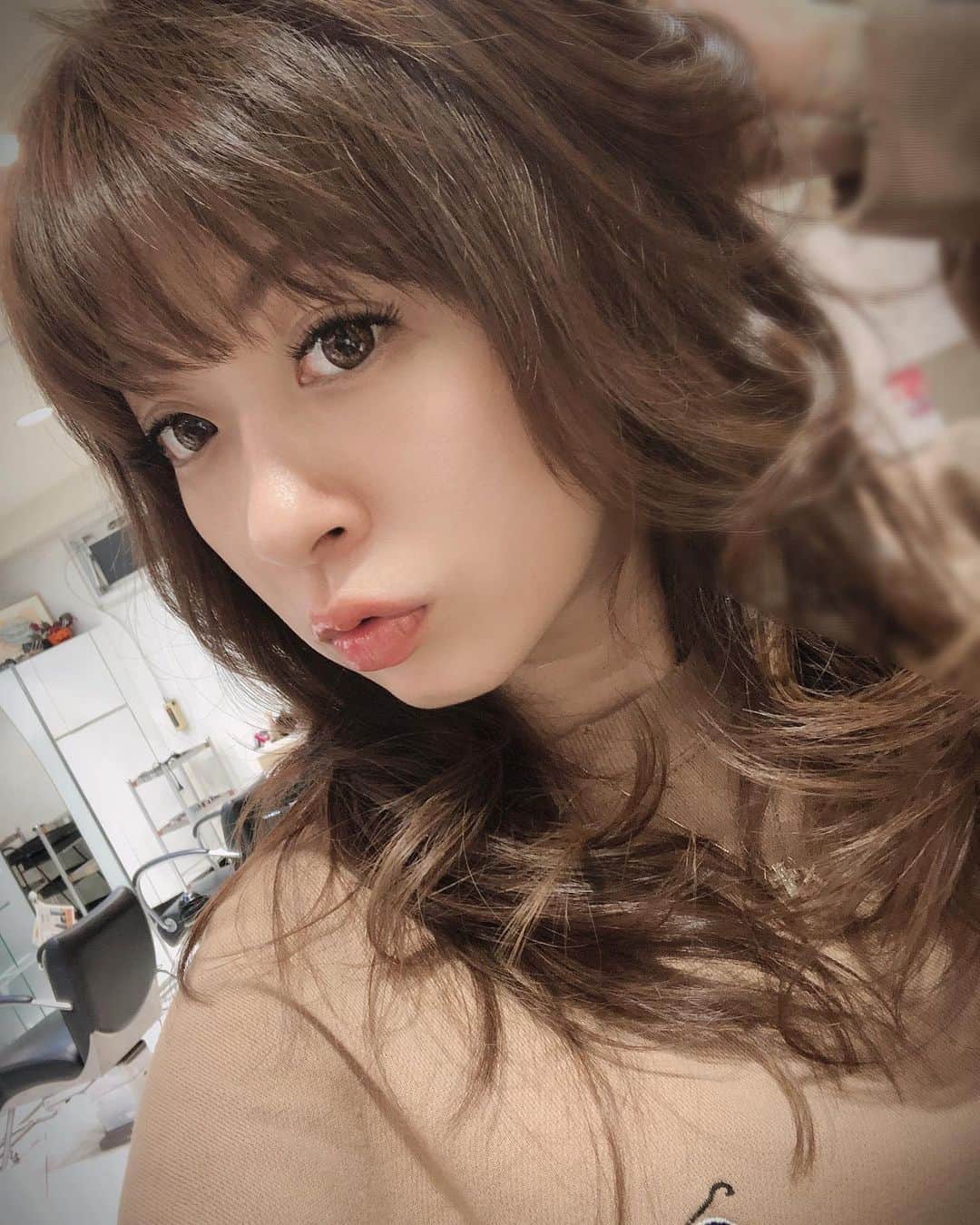 野崎鮎のインスタグラム：「可愛がってもらってるお姉ちゃんの美容院でhaircolorとhaircut♡ オイルカラー（アッシュバイオレット） 可愛くしてくれてありがとです💋 #haircolor #hairstyle #haircut #new #newhair #新高円寺zaza #新高円寺  #beauty #ファッション #fashion #gyda」