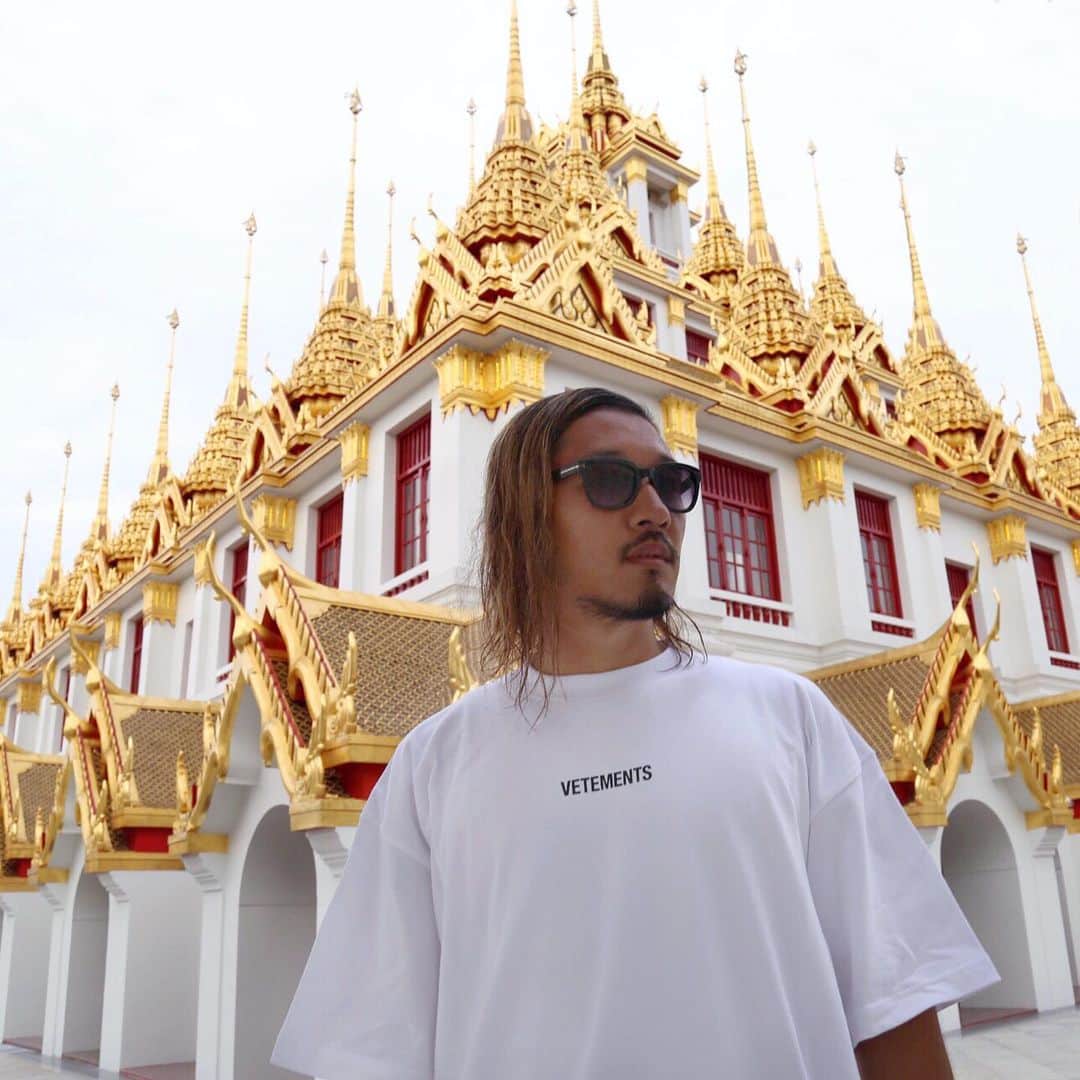 KENTOのインスタグラム：「𝐀𝐋𝐖𝐀𝐘𝐒 𝐑𝐄𝐌𝐄𝐌𝐁𝐄𝐑 𝐋𝐈𝐅𝐄 𝐈𝐒 𝐋𝐄𝐀𝐑𝐍𝐈𝐍𝐆 𝐉𝐎𝐔𝐑𝐍𝐄𝐘 #vetements #thailand #bangkok #watratchanatdaram #ootd #outfit #outfitoftheday #instafashion #streetfashion #streetstyle #streetwear #dj #djlife #djtour #internationaldj #djcity #djcityjapan #sgdntwk #genrebndr #beepmmgmt #pioneerdj #sgartistsmanagement #axcell #weareaxcell」