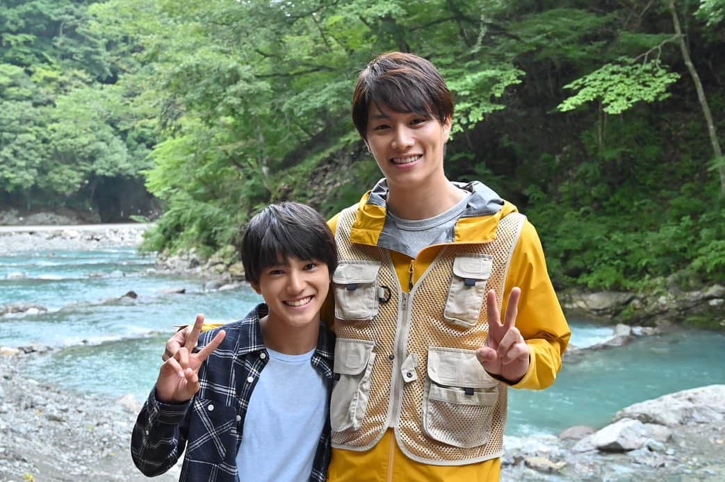 【公式】G線上のあなたと私のインスタグラム：「・ ＼  新キャスト発表 ／﻿ #中川大志 さん演じる #理人くん の少年時代を、﻿ 次世代イケメン俳優の #荒木飛羽 くんが演じます🥰✨﻿ ﻿  #侑人兄ちゃん こと、﻿ #鈴木伸之 さんと一緒に🙌🏻﻿ ﻿ クランクインの日は釣りのシーン🎣﻿ 眞緒先生もいましたよ！﻿ ﻿ #兄弟感  #加瀬ブラザーズ は昔からイケメンです﻿ #爽やかすぎんか加瀬ブラザーズ ✋﻿ #2代目加瀬ブラザーズ🤔﻿ #G線上のあなたと私﻿ #tbs﻿ #10月22日第2話放送」