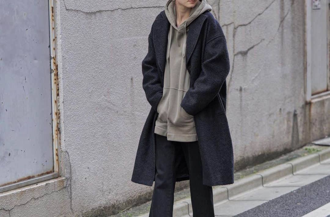 MAISON DE REEFURのインスタグラム：「. 【 2019 WINTER OUTER COLLECTION 】10/25(Fri)-start. . ※OFFICIAL WEB SHOPにて先行予約受付中 . テーマは、「feminine&masculine」。 「女性らしさ」と「強い女性像」の二面性をウール素材のコートで提案します。 . 防寒着にとどまらず、スタイルアップにもこだわった、現代を生きる《大人の女性》に向けた、冬のアウターコレクションです。 . ブランドネームは、7 年の軌跡を彷彿させる、ブランドスタート当時のものを使用しています。 . [ 展開店舗 ］ ルミネエスト新宿店・博多店・OFFICIAL WEB SHOP・ZOZOTOWN . #maisondereefur #new #autum #winter #2019aw #collection #outer #メゾンドリーファー #秋冬コレクション #コート #アウター」