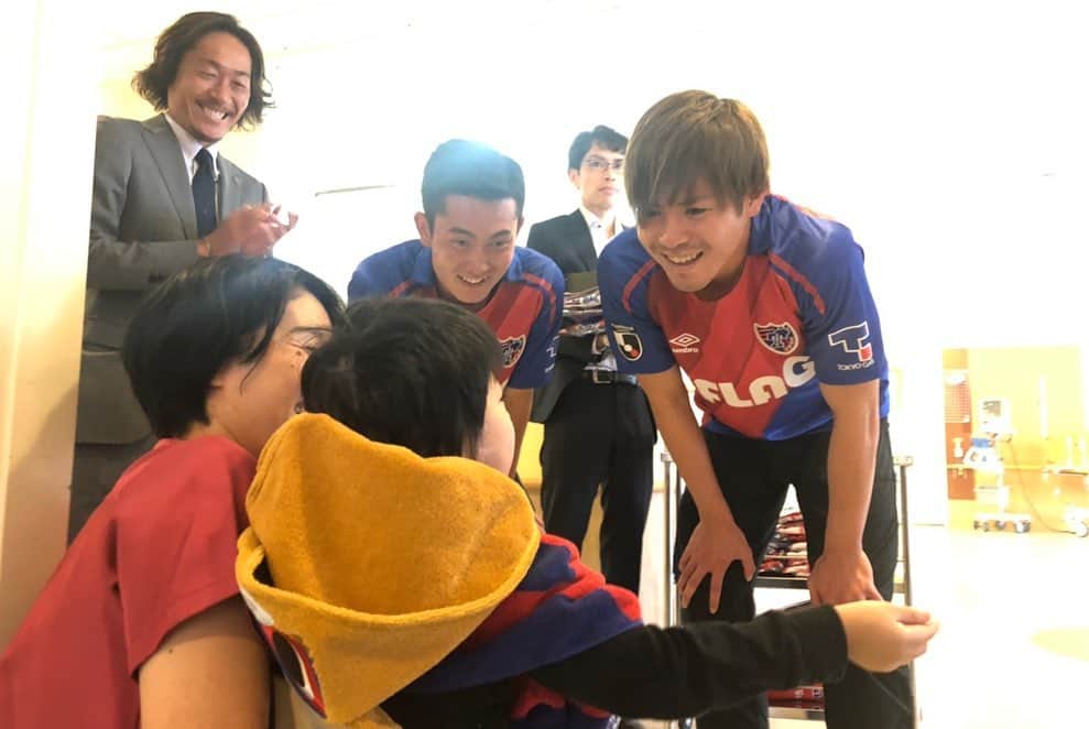 FC東京オフィシャルグッズさんのインスタグラム写真 - (FC東京オフィシャルグッズInstagram)「🤝 🔵選手会小児病院訪問🔴 本日、FC東京選手会の活動として10名の選手が、府中市にある都立小児総合医療センターを訪問し、入院している子どもたち約300人とふれあい、プレゼントを渡したり、サインや記念写真を撮ったりさせて頂きました🤝☺️ . 子どもたちとはもちろん、保護者の方や看護師さんとも写真撮影をさせて頂きました😊✨ . 非常に素晴らしい時間となりました。 大変お忙しいなか、ご対応いただいた病院関係者のみなさま、本当にありがとうございました。 @fctokyoofficial  #FC東京 #fctokyo #tokyo」10月16日 18時33分 - fctokyoofficial
