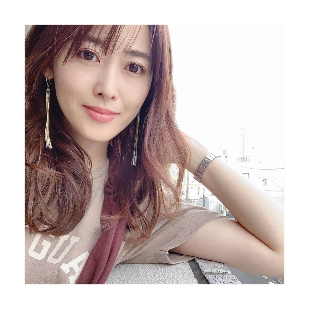 のインスタグラム：「. 久しぶりに顔色に合うベージュリップは 最近花王さんに頂いたニベアのもの。 . リップのような軽いつけ心地で 子どもと一緒の時でも サっとつけられるから重宝しています。 . 発色もだけど、 ジュワッとトロけるような テクスチャーが良い！ . ◆ニベア リッチケア&カラーリップ ◆色: グロッシーベージュ  新色のグロッシーベージュは 今季の服(ベージュ〜ブラウン)にも相性が良さそう。 . .  #ニベアのカラリ #リッチケアアンドカラーリップ #PR」