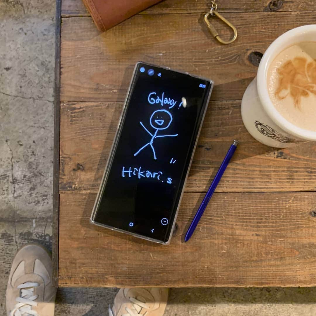 柴田ひかりさんのインスタグラム写真 - (柴田ひかりInstagram)「新しく発売するGalaxy Note10+を早速✏️ 本体からペンを抜くとメモできるから、すぐにメモを取りたい時に便利…！落書きもできる楽しい機能👀  さらに今なら予約して購入するとワイヤレスイヤホンGalaxy Budsがもらえるよ～詳細はストーリーズをチェックしてください！  #GalaxyNote10+ #GalaxyNote10plus #GalaxyBuds #Ambassador #teamgalaxy」10月16日 18時34分 - shibatahikari