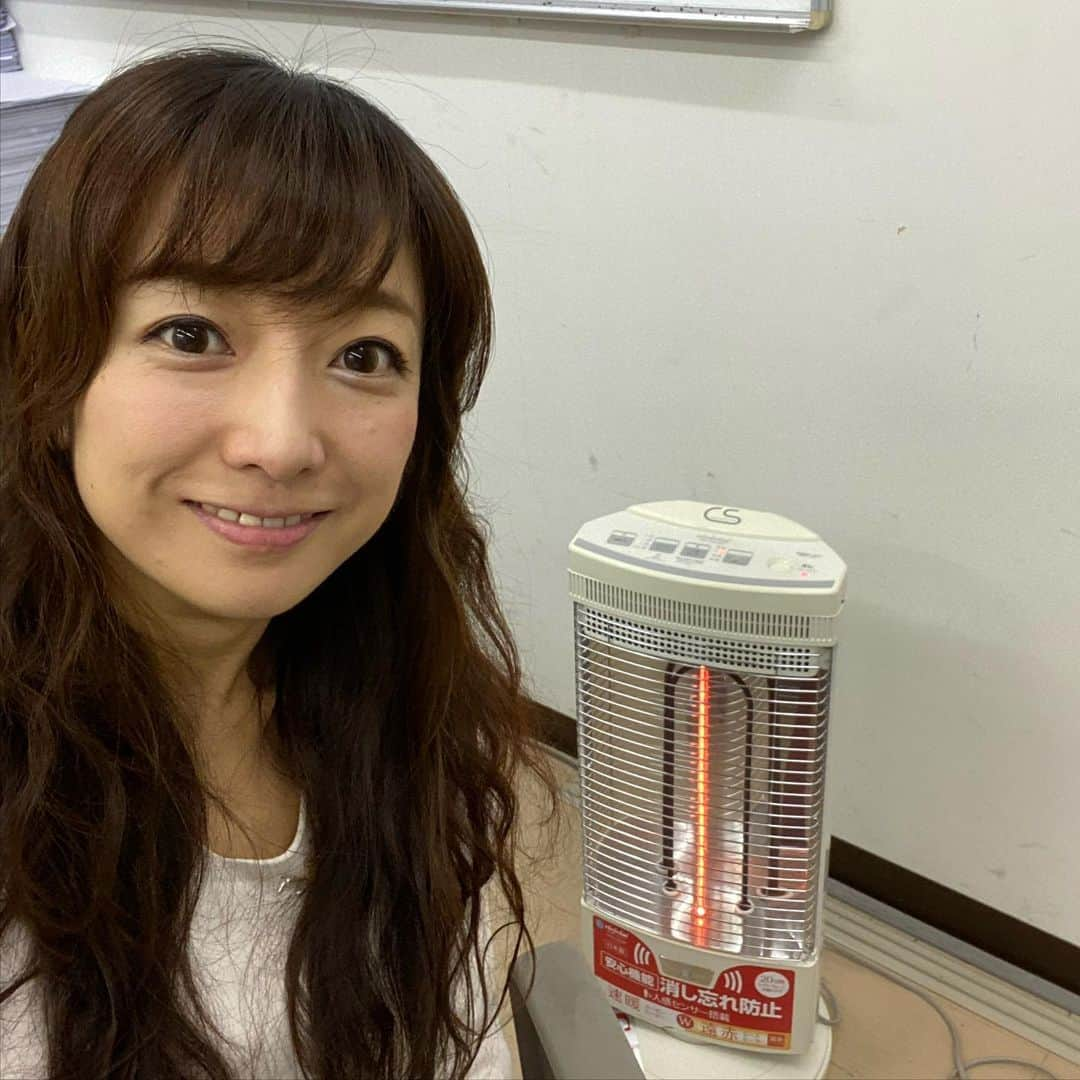 佐藤彩さんのインスタグラム写真 - (佐藤彩Instagram)「今朝は冷えましたね…😵 . . 札幌、網走で、平年より9日早い初霜を観測。 札幌の朝の気温は5度を下回り、この秋1番の冷え込みとなりました。 ちなみに陸別では-4.9度…ひぇ〜😵 . . そんな寒い朝に大活躍の電気ストーブが、朝の打ち合わせルームに今シーズン初登場！ あぁ、ありがたや✨ これがないと冬の朝は乗り切れません！ 明日の朝もお世話になりますね☺️ . . インフルエンザも流行ってきているようです。 皆さんも暖かくして体調崩さないようお気をつけください✨  #寒い朝 #心強い味方 #ぬくぬくしながら #新聞読んでスタンバイ #HBCラジオ #朝刊さくらい #HBC #アナウンサー #佐藤彩」10月16日 18時54分 - hbc_ayasato