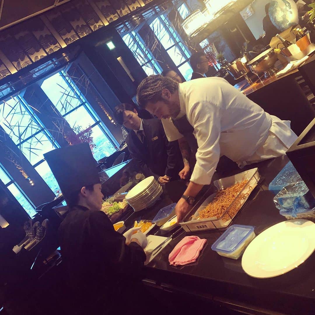 Table 9 TOKYO のインスタグラム：「本日よりスタート﻿！ ﻿ SCOTT PICKETT Special Dinner﻿ ﻿ オーストラリア・メルボルンEstelleのオーナーシェフ、SCOTT PICKETT氏がレストランイベントとしては初来日。本日までスタッフと綿密な打ち合わせを行ってまいりました。﻿ ﻿ 皆さまのお越しを心よりお待ち申しあげております！﻿ ﻿ The dinner event “SCOTT PICKETT Special Dinner” has just started today!﻿ Our hotel staff was deeply communicated with chef SCOTT.﻿ We are all welcoming our guests to our special kitchen!﻿」