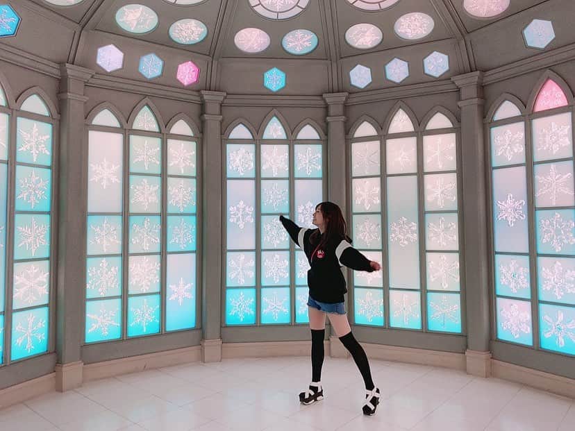 内木志のインスタグラム：「北海道旅行✈️ 雪の美術館❄️に行ってきました❄️ 凄く綺麗な美術館で、結婚式もされてるみたいです💒 こんな所で結婚式は素敵すぎる👰🤵💗 氷の部屋が凄く寒かったけど、夏とかはどうなってるのか気になる🥶 まだまだ旅行写真あるので載せますね❄️ #北海道 #北海道旅行  #雪の美術館 #❄️ #結婚式場 #ニーハイ」
