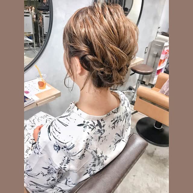 のインスタグラム：「. . 髪の毛を編んでもらって一日中ウキウキしておった👳🏻‍♂️✂︎」