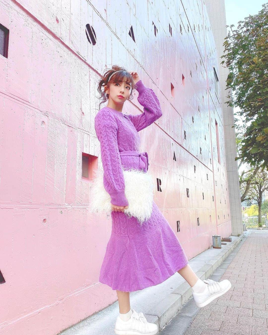 横田亜美さんのインスタグラム写真 - (横田亜美Instagram)「❤︎ れにちゃんニットワンピ🧶 ( 色だけ🤣🤣 ) . ももクロカラー見つけるとすぐ ももクロちゃんに連想させる モノノフあるあるですよね？💕 . ニット１枚で過ごせる この時期が大好き( ◠‿◠ )🎶 . 冬になると上着無いと 寒いけど今だからこそ かわいい形のニットとか 着まくるぞ〜っ🧶！ . . 10/15販売のエンジェルワンピース👗 #ニット #モノノフ #ヘアアレンジ #御茶ノ水 #アテネフランセ #ニットワンピ #ニットワンピース #エンジェルワンピース #miia #pr #あみみ服」10月16日 18時59分 - amimi0218