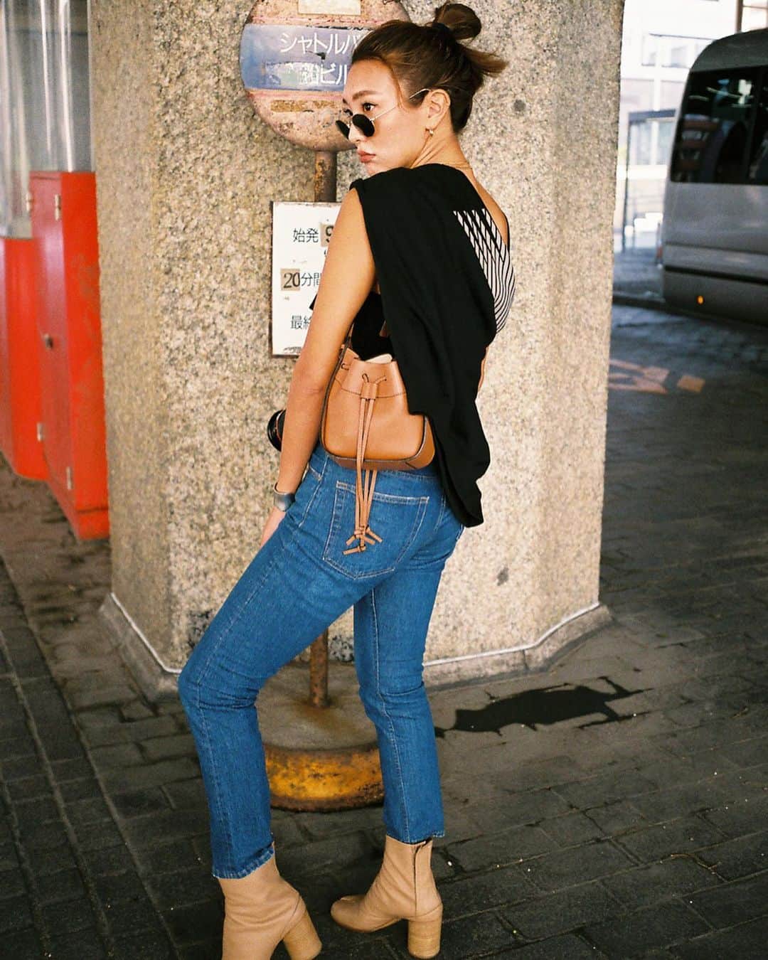 小竹麻美のインスタグラム：「#DODOJEAN 💙 めっっずらしくスリムデニム。ぴたっとしたデニムはなんだか体型がバレるみたいで恥ずかしいけど、この #デニム はなんかお気に入り💕 サングラスはお誕生日に大好きなみんなからもらった大事なやつ❤️定番のやつよりオーバルになってるの！大切にいっつも持ってます💕よく質問いただくアクセもタグ付けしました😛 ロケハンのフィルム写真だよん🖤 真剣顔。😐 . #denim#aredenim#azulbymoussy#ootd」