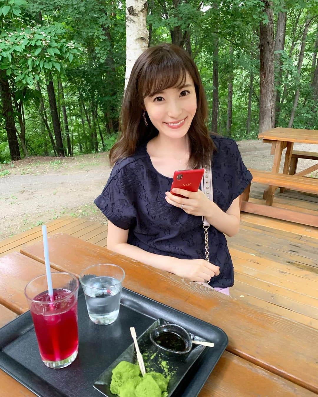 小林真由のインスタグラム：「⋆﻿ ⋆﻿ 急に寒くなって﻿ 秋がすぐに過ぎそう..🧤🍁﻿ ﻿ ﻿ お盆に行った菱野温泉の写真📸﻿ 夏に飲む紫蘇ジュースが大好き！﻿ 見た目も綺麗で美味しいけど﻿ 作る工程を見ると砂糖の量に驚きます🥺🍹笑 #知らない方が良いこともある　﻿ ﻿ #ファッション #コーデ #ママコーデ #ママライフ #コーディネート #スマホケース　#coordinate #fashion」