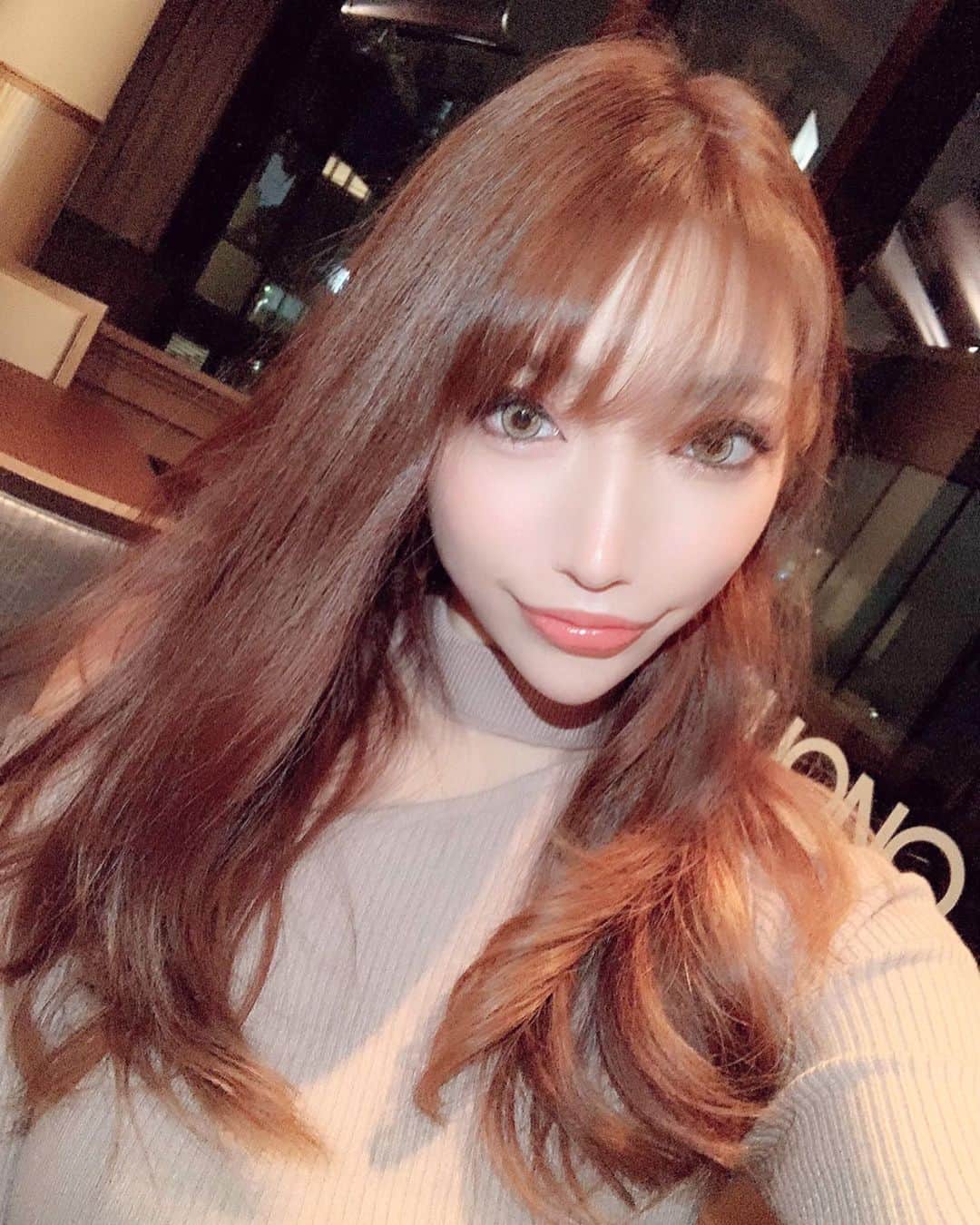 のインスタグラム：「. どーもえびちゃんです\✩/ . イメチェンしたんだ💇好評で嬉しい🥰 本当に自分の髪型に飽き果ててたんだよね… ウザバング気味のシースルーバング✂️✨ 長めに切ってもらってるから今まで通り立ち上げも出来るから前髪無し派も落ち着いてな。  全体も巻いた時にいい感じになるようにレイヤー入れてもらったよ⸜(๑⃙⃘'ᵕ'๑⃙⃘)⸝⋆* . よく聞かれるカラコンは @claracontact 👀 . そしてまた誕生日祝いしてもらったの😭💙 りほ毎年ありがとー🥺💓ご飯も美味しかった🍽 まーくんとカニもありがとう✨ 最後のムービーはカニがしゅわしゅわ言いながら愛のかたまり歌ってるとこ🎤(堂本剛のモノマネらしい) . . #イメチェン #シースルーバング #7年ぶりの #前髪のある生活 #えびちゃんみたいだねって言われたから #今日からえびちゃんって呼んで #カラコン #ロッセブラウン #クララコンタクト #BDparty #ある意味サプライズだった #3枚目のムービーはトリミングして詰め合わせた #最近朝まで飲むのしんどくなってきた歳かな #みんなありがとう🤣♡」
