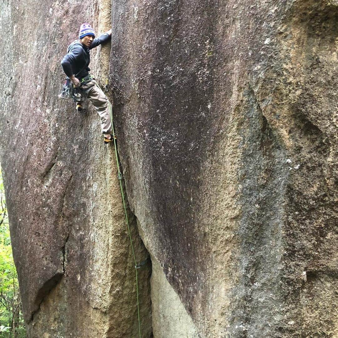 平山ユージさんのインスタグラム写真 - (平山ユージInstagram)「Crack training ??? for @christianbindhammer and @helene_janicot 🤩🤪 Crazy Jam 5.10d #inspirationofjapan #forinspiration #crazyjam #crazyday  #Repost @christianbindhammer ・・・ Skilltraining at our crack climbing abilities , here in 🇯🇵 - as routesetting for IFSC Worldcup Inzai starting soon🤩😉 #crackclimbing」10月16日 19時13分 - yuji_hirayama_stonerider