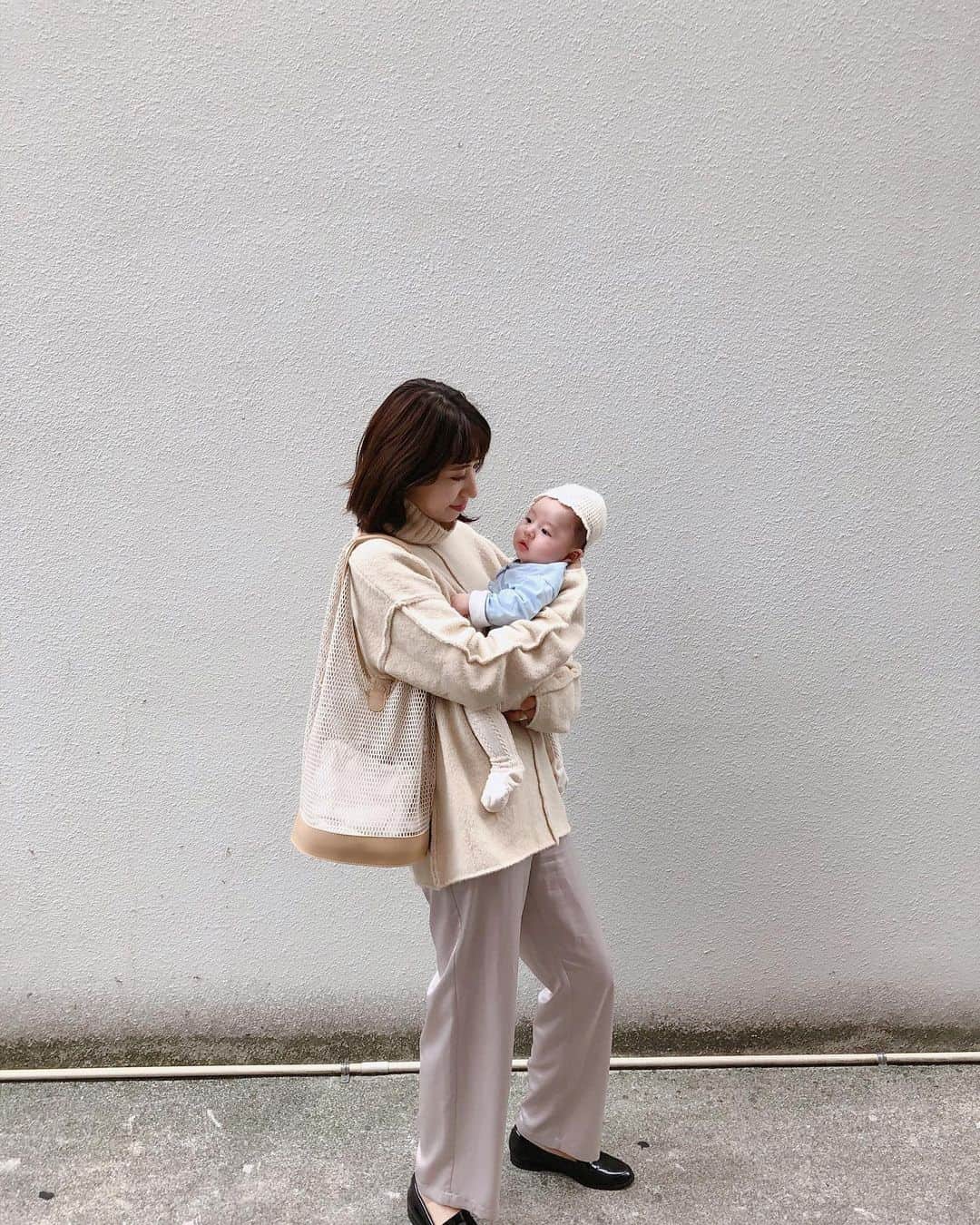 のインスタグラム：「. お気に入りknit🧶 今日は3カ月健診👶🏻 寝返りがまだな千ちゃん。 拳掲げるのはめっちゃ早かったのにね笑✊🏻 お外で裸ん坊になるのが嫌みたいでいつも服を脱がすと泣いちゃって、今日も勿論ピエーン！ カッコ悪いかったんやで〜って冗談交じりで 帰ってきたゆうしんに伝えたら、 千ちゃんそーなん♡ カッコ悪くてもいーんやで☺️可愛いから大丈夫やで👌 と励ましてました👦🏻#そんな君が可愛いよ . . #3か月検診」
