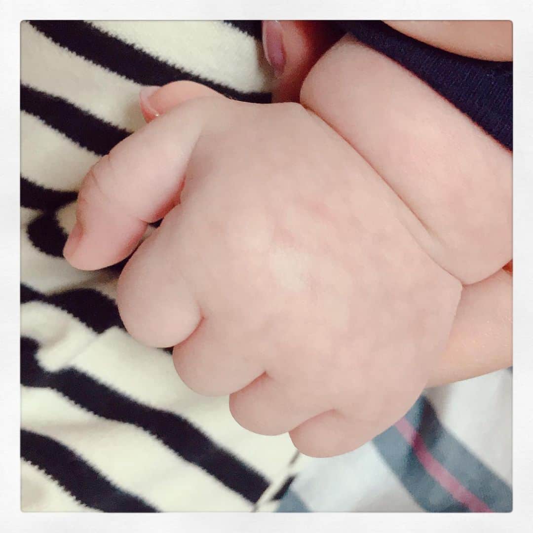 矢口真里さんのインスタグラム写真 - (矢口真里Instagram)「今日は息子の初めての予防接種に行ってきました。 ギャーッて泣くから凄く可哀想でわたしも泣きそうになりました😭💦 よく頑張ったね😂✨ ・ ・ #クリームパンじゃないよ #手だよ」10月16日 19時14分 - mariyaguchi_official