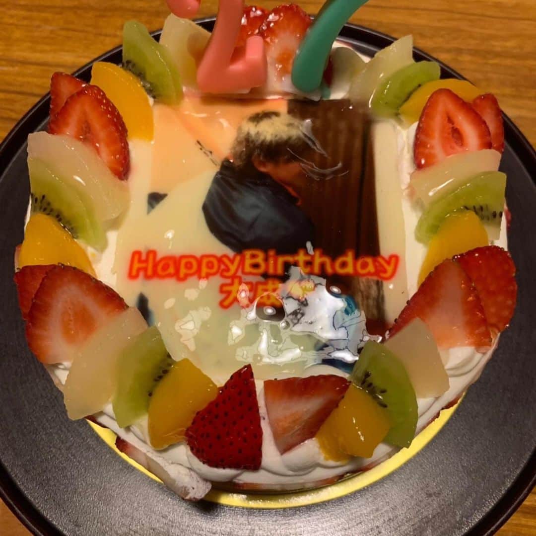 のインスタグラム：「昨日は誕生日でした😊 たくさんの方にお祝いしてもらい 感謝してます🙇‍♂️🙇‍♂️ 27になりました！ 日本シリーズ頑張りたいと思います💪💪」