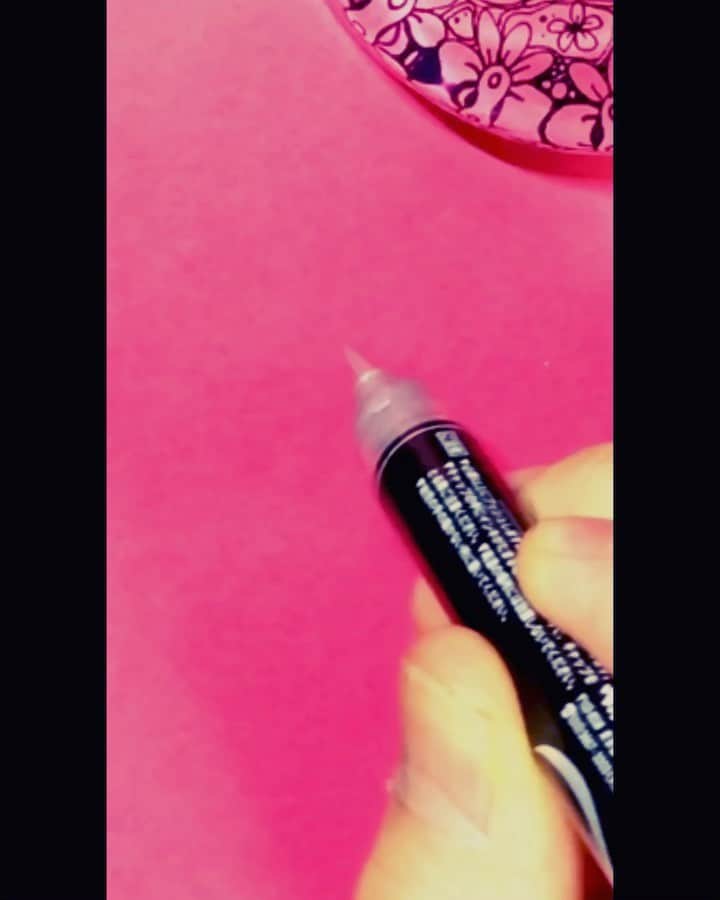 鈴木暁昇のインスタグラム：「* ◆糸偏の手慣れた書き方② * 糸偏は【糸の小】を【３つの点】にすると手慣れる事例② 織です。以前【統】の糸偏でご紹介しましたが、この【織】にも使えます。 * The word “織” means “weaving” in Japanese.  These characters are also used as part of the name.  Don't you think the shape of the 【織】is cool? * * *** *** *** *** *** *** ◆11月開講 鈴木曉昇通信基礎講座・新規受講生募集✨ * ◆11月開講 鈴木曉昇基礎クラス・新規受講生募集✨ * 詳しい内容はホームページに記載しております。申し込みはメッセージかホームページ問い合わせより受付致します。 * 🔎鈴木曉昇 🔎鈴木曉昇 書芸教室 * #書道 #鈴木曉昇 #和 #wabisabi #calligraphy #筆文字 #artistic #硬筆 #ペン字 #beautiful #chinesecalligraphy #japanesecalligraphy #墨 #sumi #書法 #japan #手書き #美文字 #手書きツイート #オリンピック #Olympic #japaneseculture #日本 #chineseculture #書道パフォーマンス」