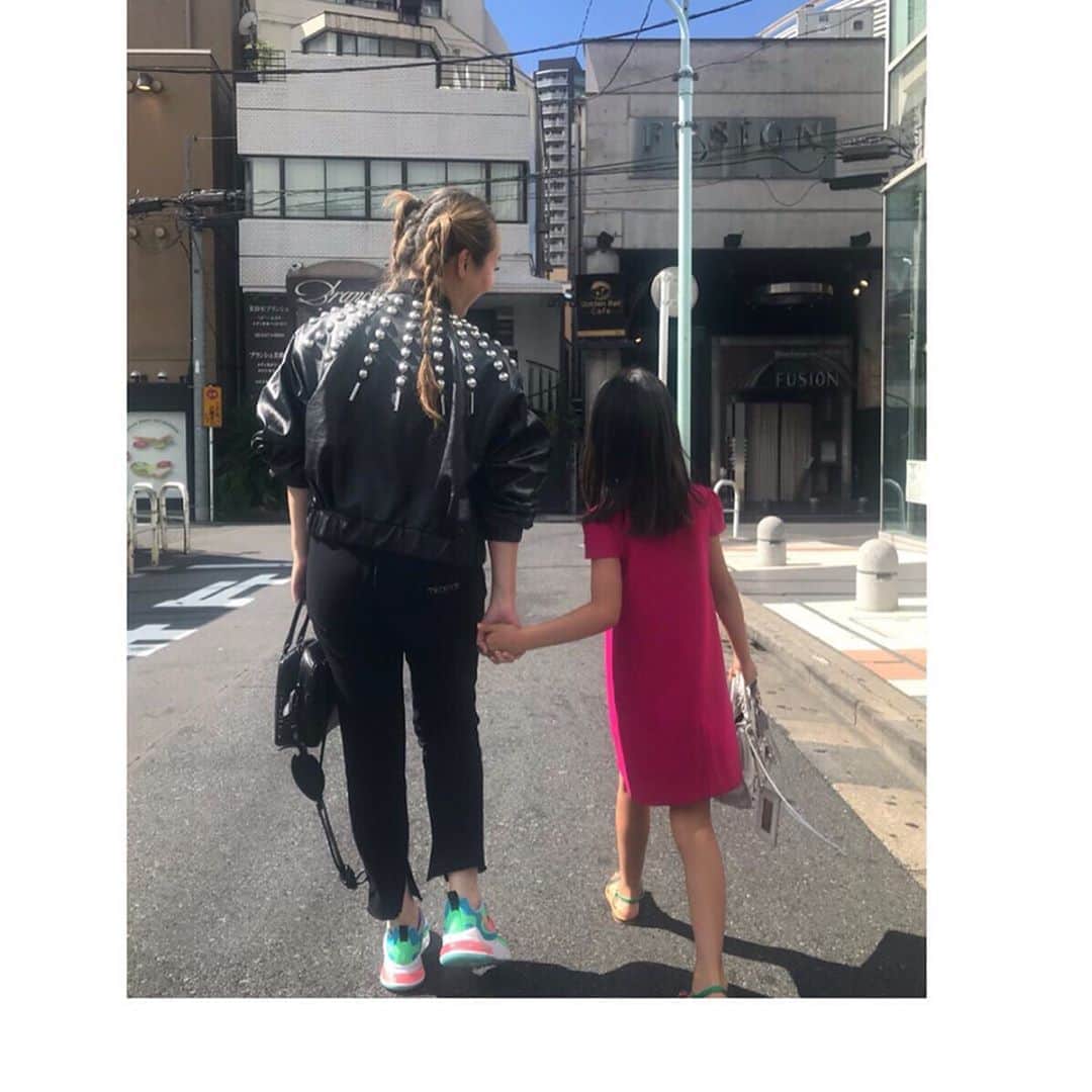 のインスタグラム：「ずいぶん時間が経ってしまったけどお気に入りの写真だから！ 小さな友達Meiとの秋の暑い日の思い出。  Love your hot pink dress !♥️ #throwback #思い出」