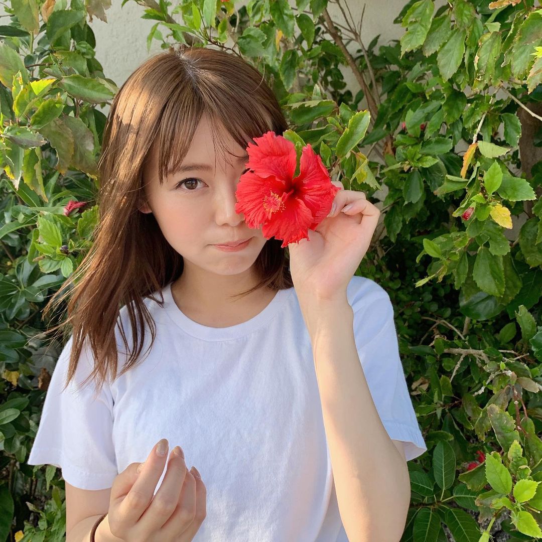 井口綾子さんのインスタグラム写真 - (井口綾子Instagram)「ハイビスカスかわいい🌺 沖縄は半袖でも暖かいくらいだったけど東京帰ったら寒いのかなあ🤔」10月16日 19時25分 - ayako_inokuchi