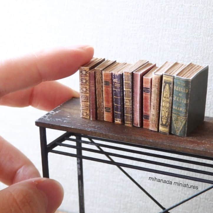 sae nakagawaさんのインスタグラム写真 - (sae nakagawaInstagram)「. #miniaturebooks 📙📗📘」10月16日 19時26分 - mihanada.miniatures