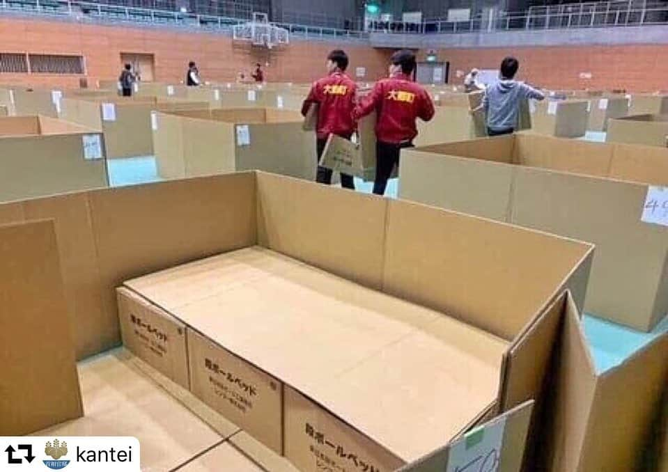 安倍晋三さんのインスタグラム写真 - (安倍晋三Instagram)「#repost @kantei 多くの方々が困難な避難生活を強いられる中、本日、7.1億円の予備費支出を閣議決定し、プッシュ型の生活支援を充実しています。公民館や体育館などの床は、腰の痛みやゆっくり眠れないといった声をこれまでも頂いており、すでに2000個を超える段ボールベッドを各避難所で活用いただいています。このところ寒さも増していることから、ホットカーペットなども届け、さっそく利用していただいております。自衛隊などによる給水支援、入浴支援とあわせ、現場主義を徹底し、被災者の皆さんのニーズを踏まえた、きめ細かな支援を充実させてまいります。  更には、民間の賃貸住宅をはじめとした住まいの確保、生活再建の前提となる罹災証明書の早期交付が可能となるよう、被災市町村への応援職員の派遣など、被災者の皆さんが一日でも早く、安心した暮らしを取り戻すことができるよう、政府一丸となって、先手先手で取り組んでまいります。 #台風19号 @shinzoabe」10月16日 19時28分 - shinzoabe