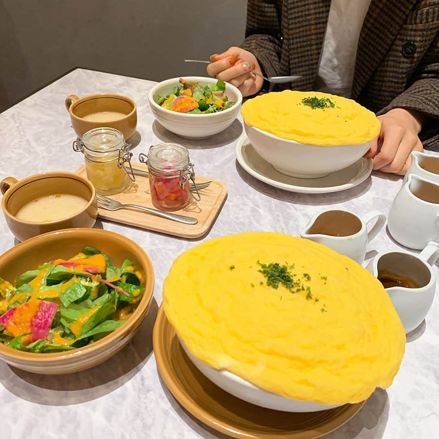 のインスタグラム：「【渋谷　イエローマークス】 スフレオムレツ食べるなら絶対ここ🤤 ㅤㅤㅤㅤㅤㅤㅤㅤㅤㅤㅤㅤㅤ 🏠#渋谷　#yellowmarks 🚶‍♂️渋谷駅徒歩5分 スフレオムレツベーコン(¥980+tax) スフレオムレツ海老(¥1180+tax) ㅤㅤㅤㅤㅤㅤㅤㅤㅤㅤㅤㅤㅤ  ふわふわぷるぷるたまごのスフレセット。 ソース2種類、サラダ、スープ付き。 割と甘めの味付けだけど甘すぎなくてちょうどいい絶品スフレ。 ㅤㅤㅤㅤㅤㅤㅤㅤㅤㅤㅤㅤㅤ 中がトロトロで茶碗蒸しみたい。 具が大きめなの最高。 ソースがケチャップじゃないのもいい。  量も女性がちょうどいい感じ。罪悪感とかも一切ない。 (炭水化物なしだから男性はちょい足りないかも) 友達の味見したけどビスクソースもばかうまい。 食べ終わった後の満足感めちゃ高い。 ㅤㅤㅤㅤㅤㅤㅤㅤㅤㅤㅤㅤㅤ しかもランチとかじゃなく夜も食べれる。 友達に渋谷でどこかいいお店ない？って聞かれたら絶対ここオススメする。 ㅤㅤㅤㅤㅤㅤㅤㅤㅤㅤㅤㅤㅤ できたばかりのお店だから店内綺麗で清潔感あるしオシャレ。 女性のお一人様多い。 ㅤㅤㅤㅤㅤㅤㅤㅤㅤㅤㅤㅤㅤ 若い人だけじゃなくて、年齢層幅広い。 天井割と高めでゆったりとした音楽流れてる。 空間がめっちゃいい。 ㅤㅤㅤㅤㅤㅤㅤㅤㅤㅤㅤㅤㅤ テーブル席もあるし、お一人座席も多くて一人で入りやすい。店員さんの接客もめちゃ良かった。 ㅤㅤㅤㅤㅤㅤㅤㅤㅤㅤㅤㅤㅤ けっこう空いてたよ〜 めちゃくちゃオススメ！ ㅤㅤㅤㅤㅤㅤㅤㅤㅤㅤㅤㅤㅤ 営業時間11:00〜23:00」
