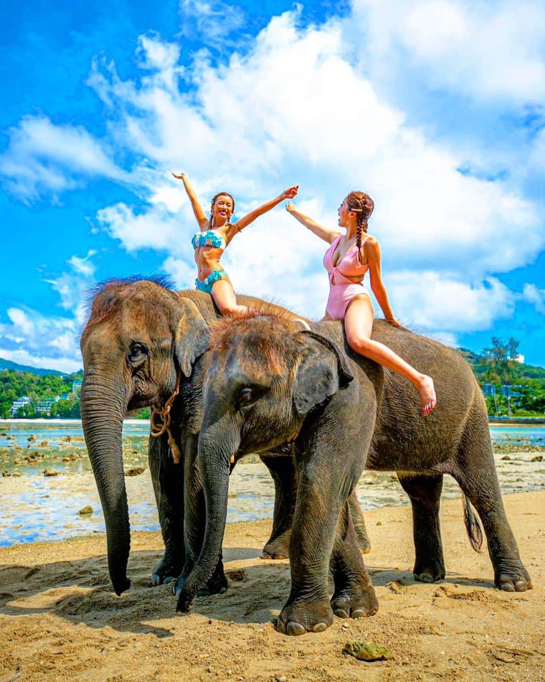 NAHOさんのインスタグラム写真 - (NAHOInstagram)「💙〜🐘👭🐘〜💙 スライド→→してね📸💋 . . ありんこと象さんと一緒にbeachをお散歩っ🏝❤︎ たくさん乗っけてくれてありがとう象さんっ🐘💋 . . お鼻ですぐちょっかい出してくる可愛さと💕 鳴き声がとってもキュートでしたっっ☺︎🌈 . . . #cjd_naho #dancer #phuket #phuketthailand #phuketisland #elephant #elephantbeach #love #beach #beautifulsky #photography #photogenic #japanesegirl #smile #なち #なち旅 #なちぽん #NAHO #旅行 #プーケット #タイ #象さん #お散歩 #ビーチ #自然 #空 #象乗り #海 #ビキニ #happy」10月16日 19時46分 - naho25__kai_noa